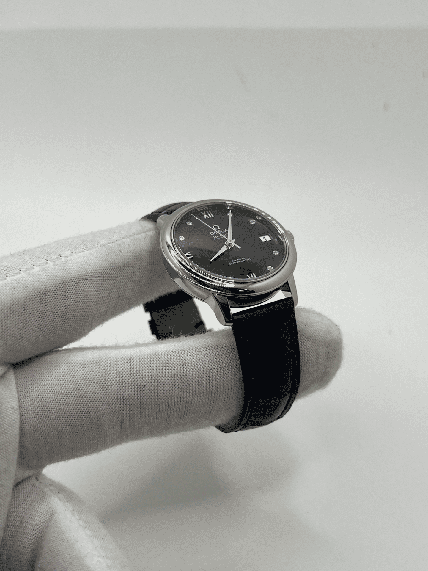 Découvrez l’Omega DeVille Prestige Co-Axial sertie de diamants, une montre de luxe alliant élégance intemporelle et précision horlogère. Avec son design raffiné et son sertissage délicat, elle incarne le savoir-faire d’Omega. Parfaite pour sublimer votre style, cette pièce exceptionnelle séduit les amateurs de montres prestigieuses et de haute joaillerie.