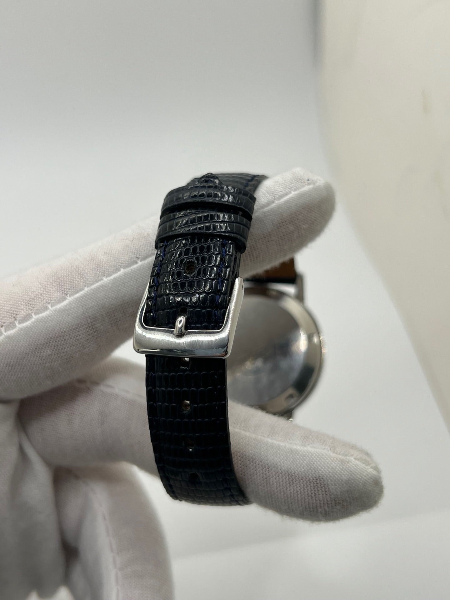 Montre automatique vintage en acier pour homme ou unisexe, boîtier rond de 35 mm avec cornes étendues, cadran bleu à index bâtons et affichage de la date. Mouvement mécanique à remontage automatique calibre 1012 offrant une réserve de marche d’environ 42 heures. Verre plexiglas, lunette acier, fond vissé. Bracelet en cuir noir avec boucle ardillon acier. Pièce d’occasion en bon état présentant des traces d’usure visibles, récemment révisée, livrée sans coffret ni papiers d’origine.