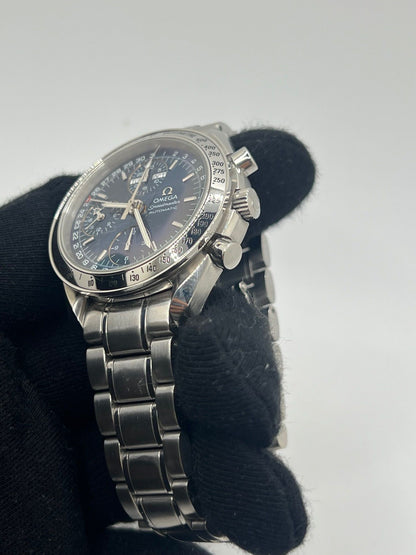 Découvrez la montre Omega Speedmaster Day Date, une icône horlogère qui incarne l’alliance parfaite entre sportivité et élégance. Ce chronographe Omega Day Date séduit par son cadran bleu profond et son boîtier en acier de 39 mm. Dotée d’un mouvement automatique Omega Speedmaster, elle offre les fonctions complètes d’un calendrier (jour, date, mois) et un tachymètre. Cette montre automatique Omega Speedmaster est animée par le calibre 1151 et dispose d’une réserve de marche de 44 heures.