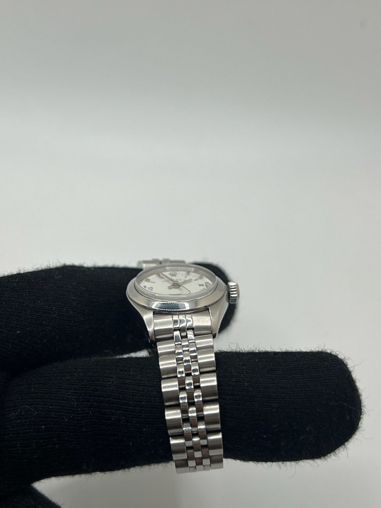 Découvrez la Rolex Oyster Perpetual Lady 26 mm, une montre automatique pour femme alliant élégance intemporelle et précision suisse. Ce modèle emblématique en acier, au cadran blanc raffiné, est parfait pour un usage quotidien ou des occasions spéciales. Avec son boîtier de 26 mm et son bracelet en acier, cette montre Rolex féminine incarne le luxe discret et la fiabilité de la maison horlogère.