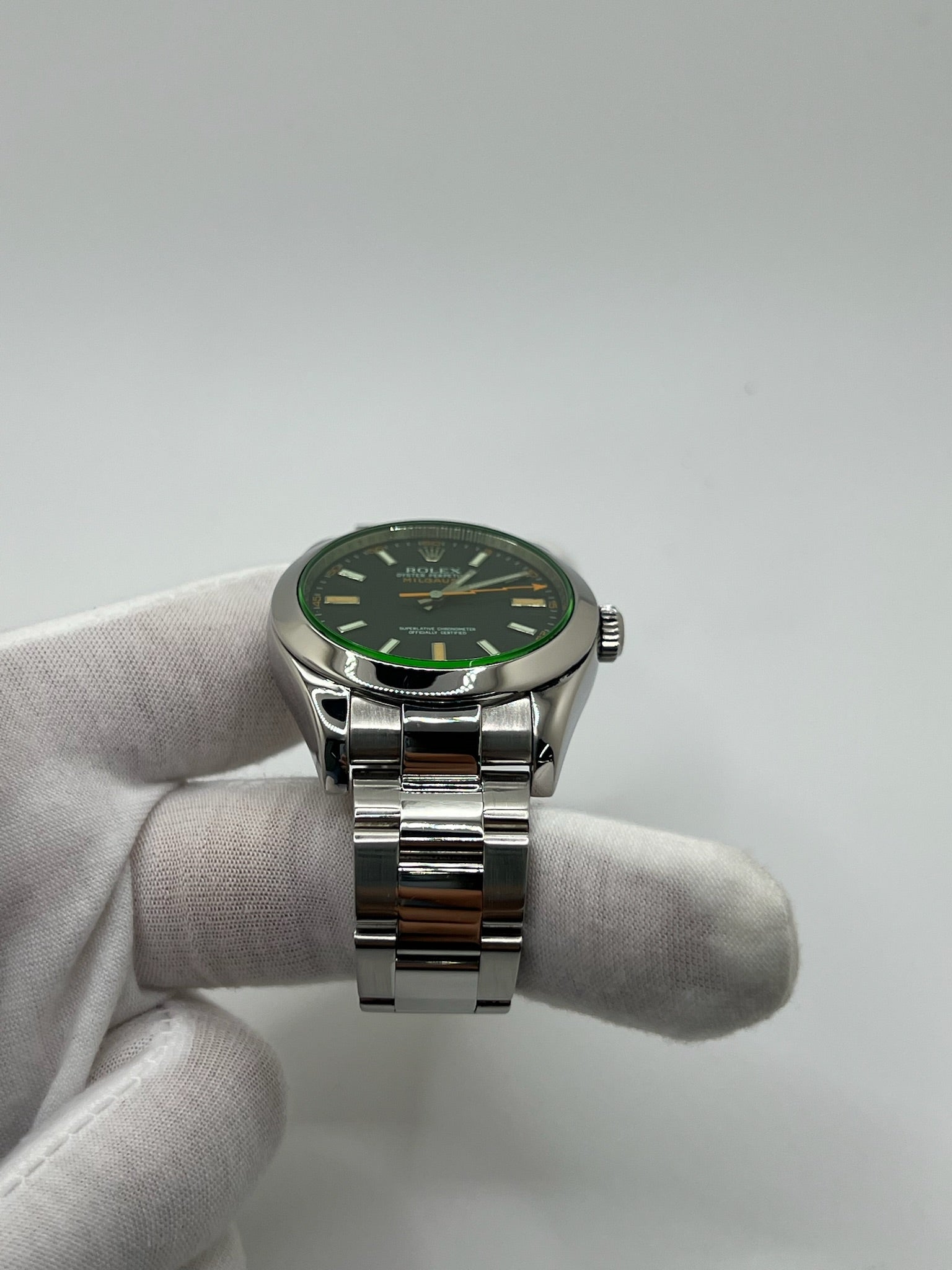 Montre de luxe Milgauss référence 116400GV en acier, boîtier de 40 mm avec lunette acier et verre saphir teinté vert. Cadran noir épuré sans chiffres, aiguille des secondes en forme d’éclair emblématique. Mouvement automatique calibre 3131 offrant 48 heures de réserve de marche et protection antimagnétique. Bracelet acier avec boucle déployante. Montre homme/unisexe d’occasion en très bon état, révisée, étanche 10 ATM, livrée avec papiers d’origine.