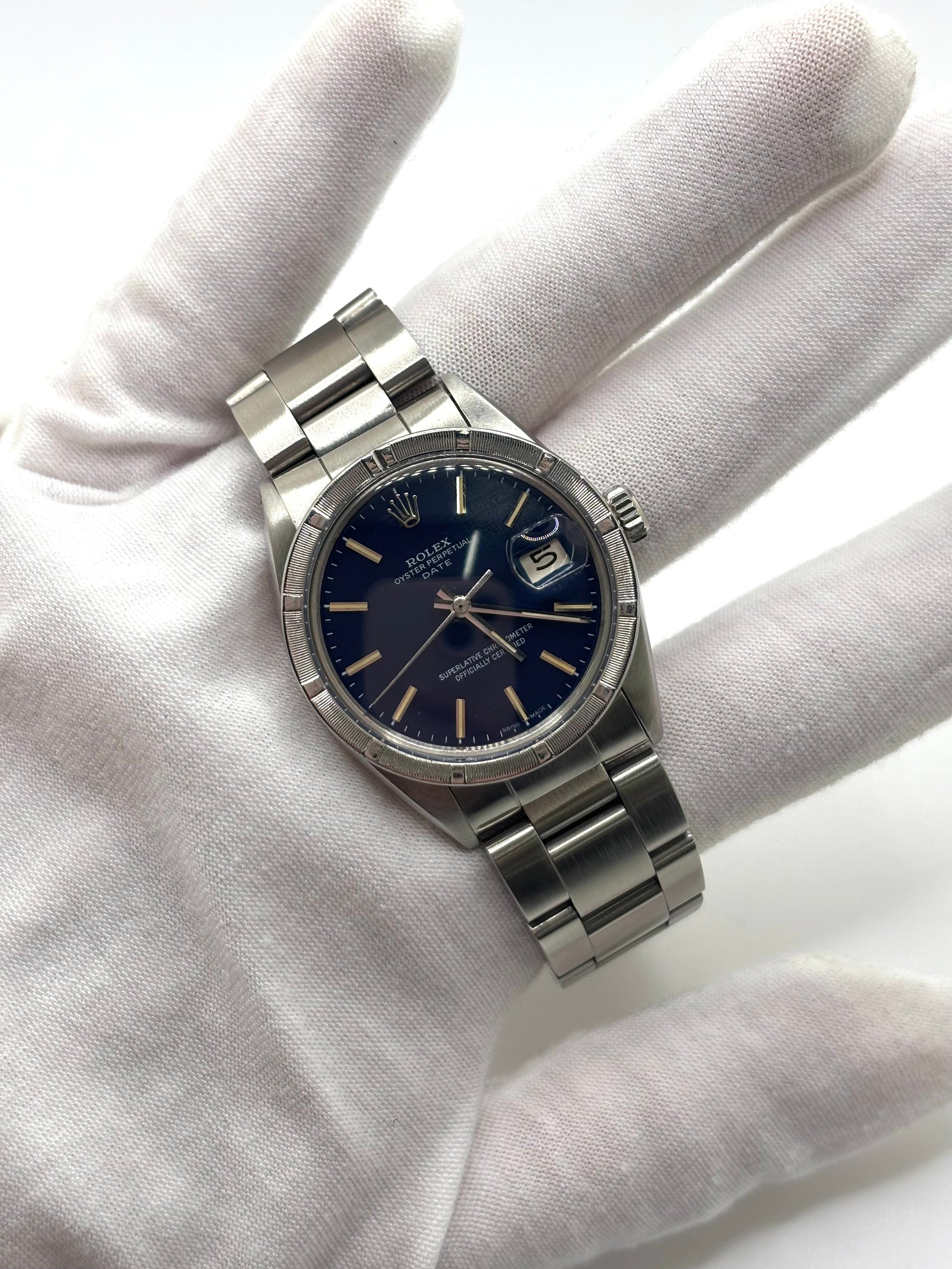 Montre Rolex Oyster Perpetual Date référence 1501 en acier, modèle vintage de 1968, dotée d’un boîtier de 34 mm, d’un cadran bleu sans chiffres et d’un verre plexiglas. Cette montre automatique est animée par le calibre Rolex 1570 avec réserve de marche de 40 heures et fonction date. Bracelet en acier avec boucle déployante pliante, étanchéité 10 ATM. Montre d’occasion en très bon état, révisée en janvier 2026.