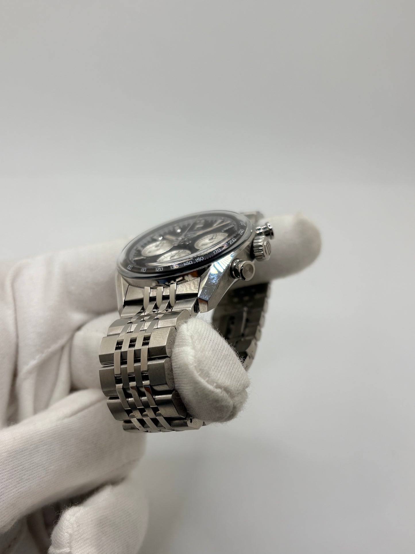 Découvrez la montre d'occasion TAG Heuer Carrera CBS2210.BA0048 en très bon état. Ce chronographe automatique pour homme mesure 39 mm de diamètre et présente un boîtier en acier, un verre saphir ainsi qu'un cadran noir élégant. Il est animé par le calibre TH20-00 performant, offrant 80 heures de réserve de marche avec fonction date et tachymètre. Ce garde-temps révisé en 2026 est livré complet avec son coffret d'origine et ses papiers. Une pièce horlogère d'exception disponible à Paris.