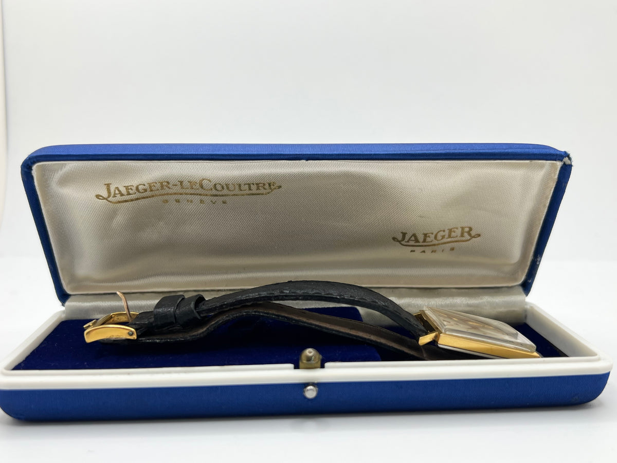 Montre Jaeger-LeCoultre Vintage Carrée, modèle ancien au design élégant et intemporel. Cette montre-bracelet Jaeger-LeCoultre se distingue par son boîtier de forme carrée et son style classique, idéal pour les amateurs d’horlogerie vintage. Une pièce raffinée de la maison Jaeger-LeCoultre, parfaite pour compléter une tenue élégante ou enrichir une collection de montres anciennes et de garde-temps de caractère.