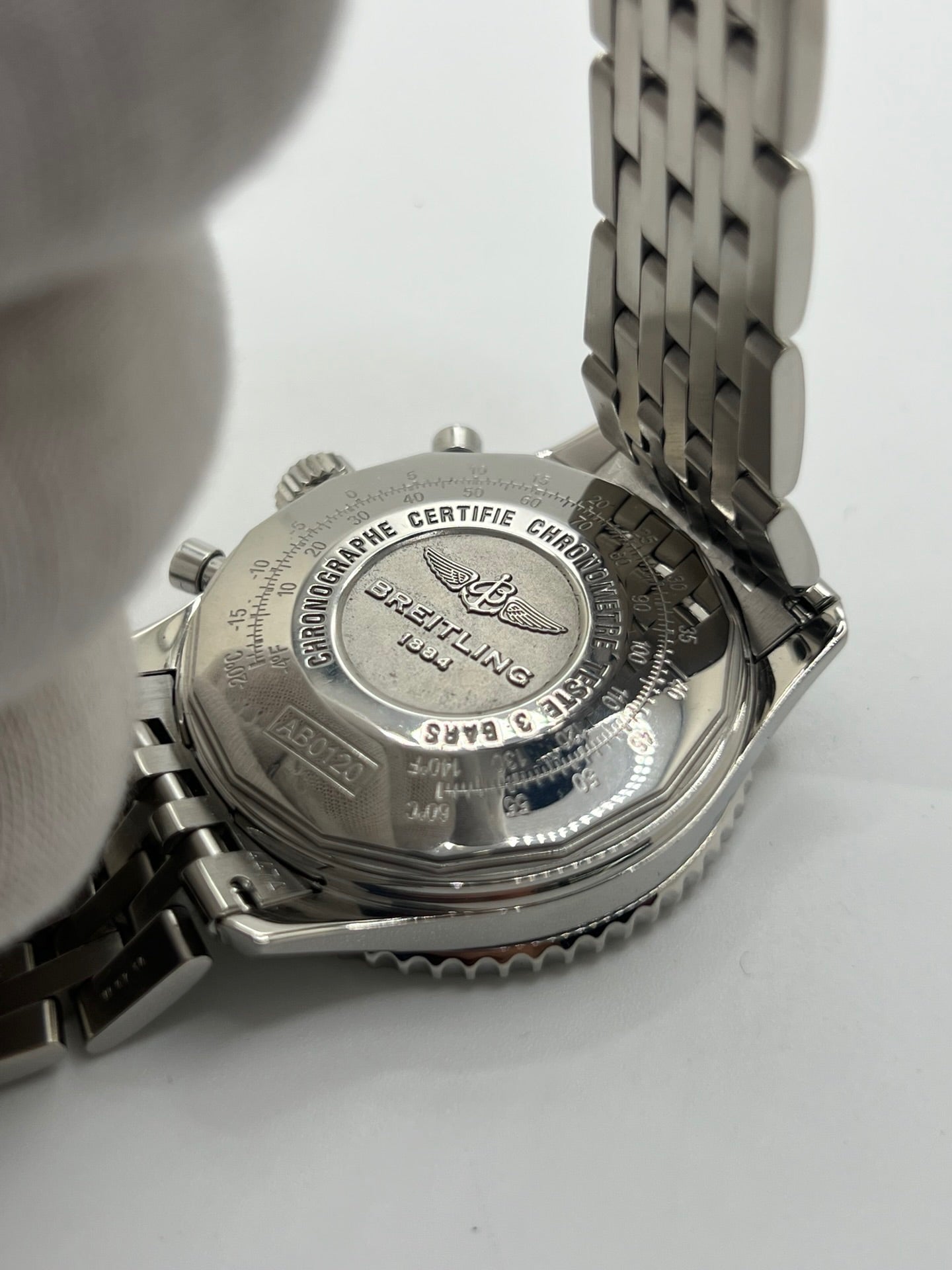 Montre chronographe automatique Breitling Navitimer 01 référence AB012012/BB02 en acier, boîtier de 43 mm avec cadran noir emblématique et règle à calcul circulaire. Modèle iconique équipé du calibre manufacture Breitling 01 offrant 70 heures de réserve de marche. Bracelet en acier avec boucle déployante. Montre homme d’occasion en très bon état, révisée par le fabricant, livrée avec coffret et papiers d’origine.