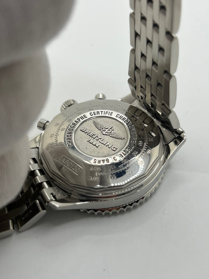 Montre chronographe automatique Breitling Navitimer 01 référence AB012012/BB02 en acier, boîtier de 43 mm avec cadran noir emblématique et règle à calcul circulaire. Modèle iconique équipé du calibre manufacture Breitling 01 offrant 70 heures de réserve de marche. Bracelet en acier avec boucle déployante. Montre homme d’occasion en très bon état, révisée par le fabricant, livrée avec coffret et papiers d’origine.