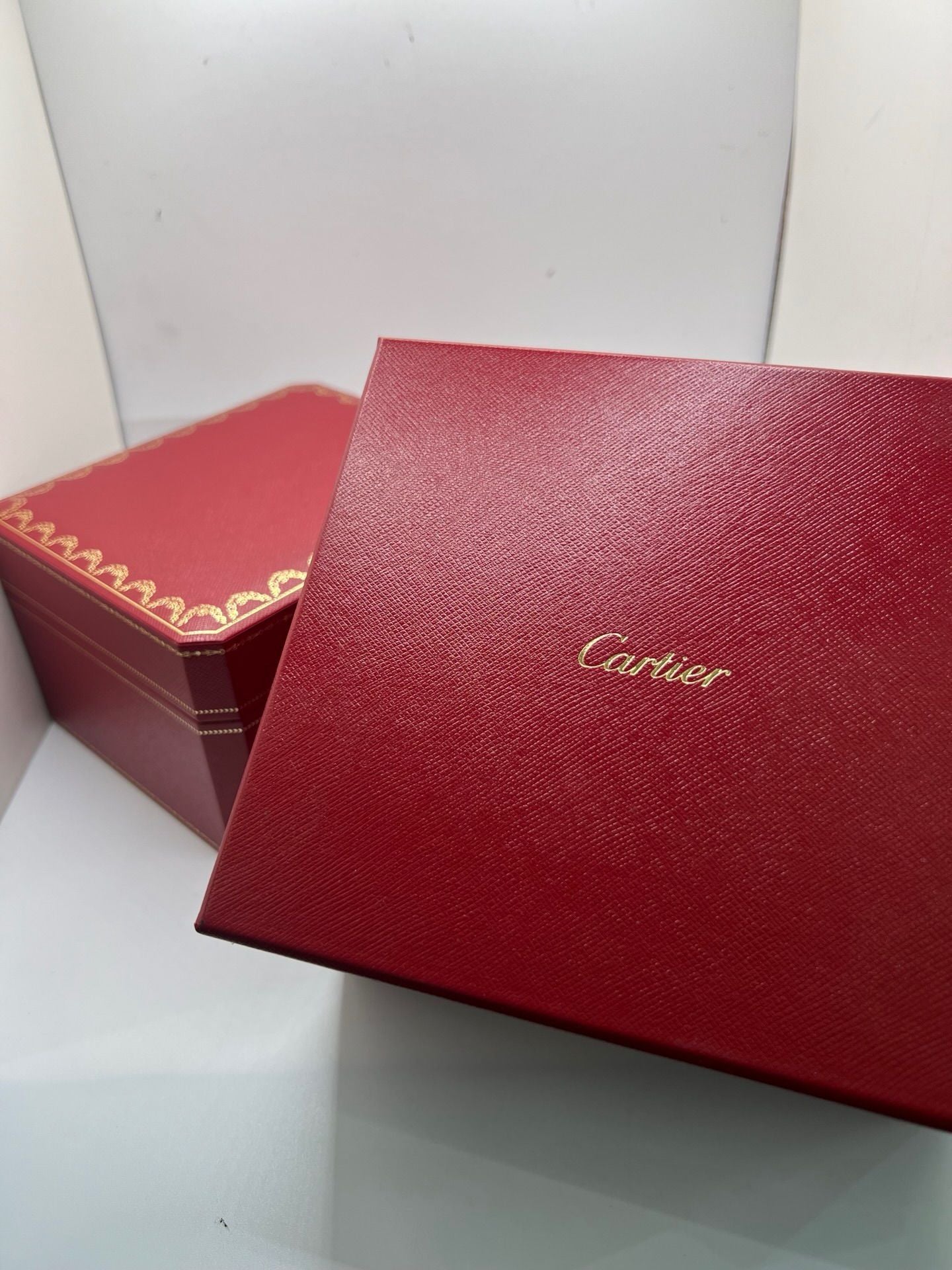 Montre Cartier Santos 100 XL Chronograph pour homme, modèle emblématique au design sport-chic. Boîtier en acier, cadran blanc à chiffres romains, bracelet en cuir noir. Mouvement automatique précis avec chronographe et date. Montre d’occasion en excellent état, révisée, livrée avec coffret d’origine.