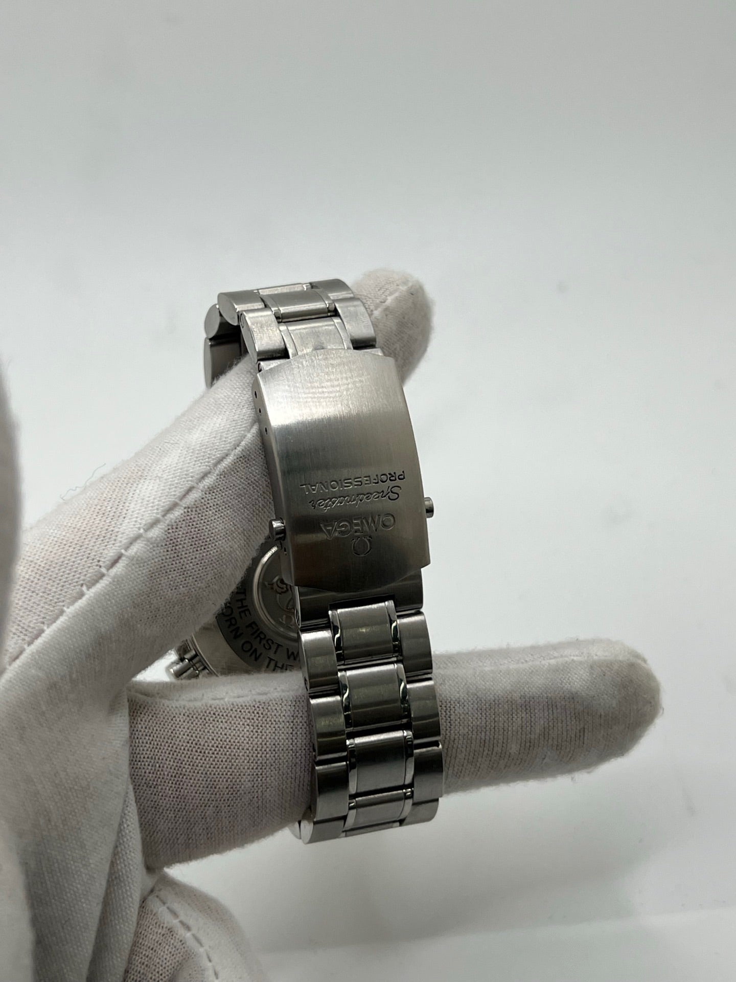 Montre Omega Speedmaster Professional Moonwatch réf. 311.30.42.30.01.005 en acier, équipée du calibre 1861 à remontage manuel. Chronographe emblématique de 42 mm avec cadran noir, verre Plexiglas et bracelet en acier. Modèle iconique inspiré de la première montre portée sur la Lune, alliant précision, fiabilité et élégance intemporelle.