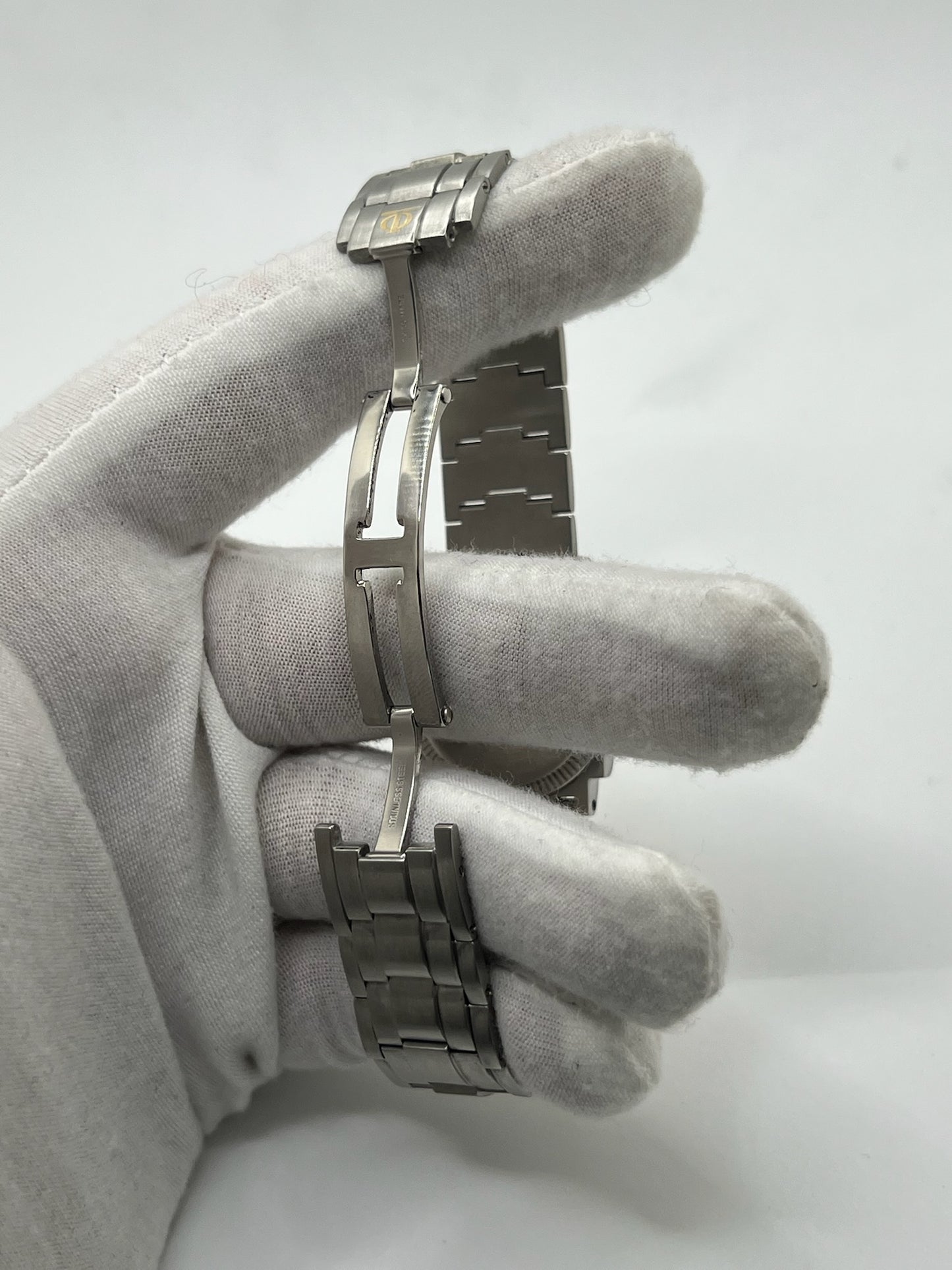 Montre Baume & Mercier 5136.018.3 pour homme/unisexe, boîtier 34 mm en or et acier, cadran blanc à chiffres romains, mouvement quartz précis. Verre saphir résistant aux rayures, bracelet en acier avec boucle double plis. Fonction date. Montre d’occasion en très bon état avec papiers d’origine, élégante et intemporelle.