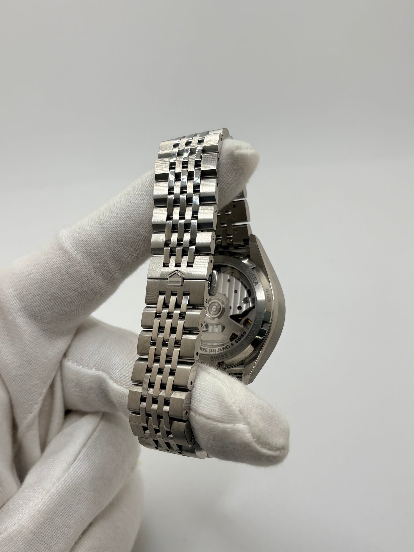 Découvrez la montre d'occasion TAG Heuer Carrera CBS2210.BA0048 en très bon état. Ce chronographe automatique pour homme mesure 39 mm de diamètre et présente un boîtier en acier, un verre saphir ainsi qu'un cadran noir élégant. Il est animé par le calibre TH20-00 performant, offrant 80 heures de réserve de marche avec fonction date et tachymètre. Ce garde-temps révisé en 2026 est livré complet avec son coffret d'origine et ses papiers. Une pièce horlogère d'exception disponible à Paris.