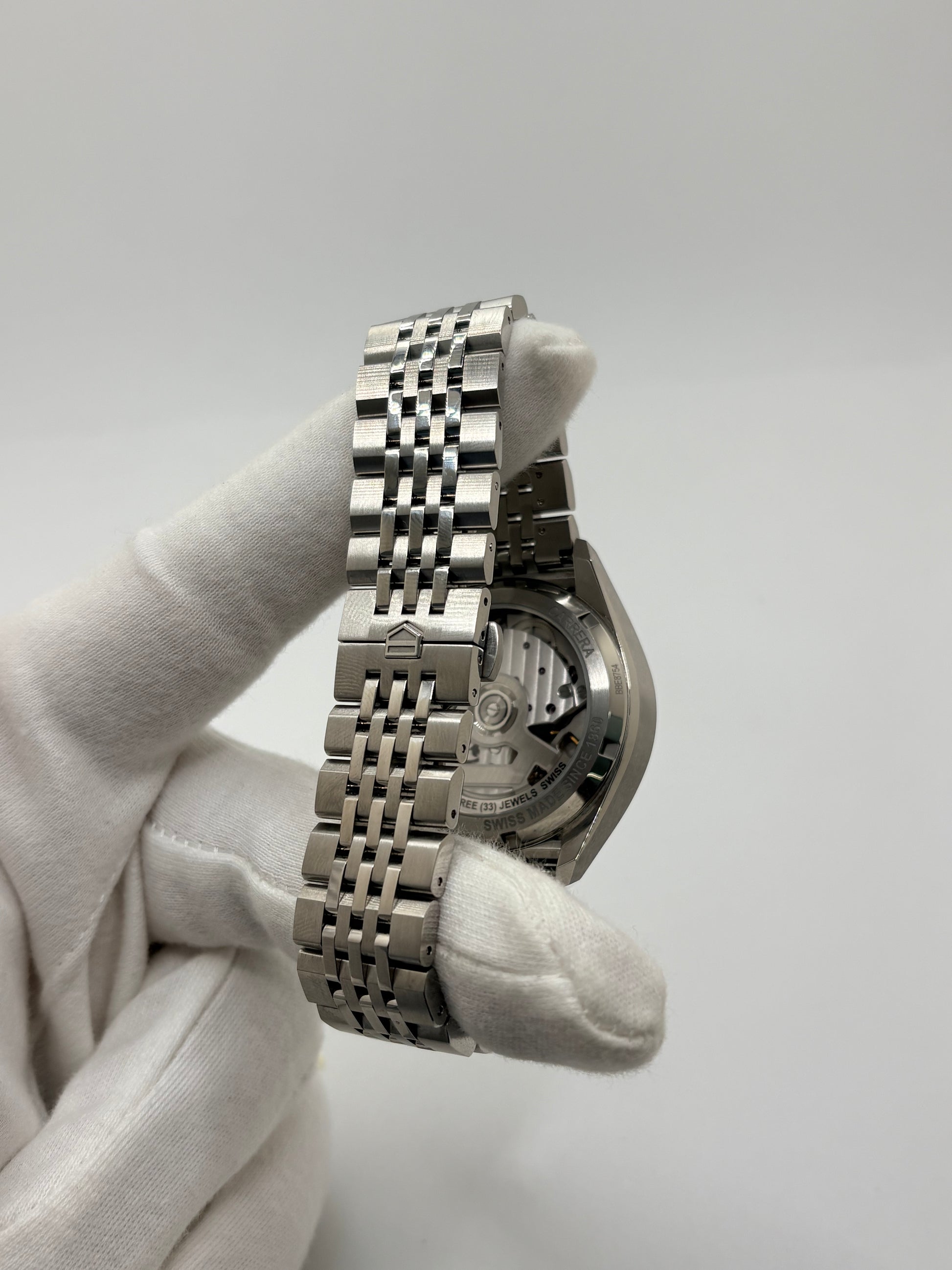 Découvrez la montre d'occasion TAG Heuer Carrera CBS2210.BA0048 en très bon état. Ce chronographe automatique pour homme mesure 39 mm de diamètre et présente un boîtier en acier, un verre saphir ainsi qu'un cadran noir élégant. Il est animé par le calibre TH20-00 performant, offrant 80 heures de réserve de marche avec fonction date et tachymètre. Ce garde-temps révisé en 2026 est livré complet avec son coffret d'origine et ses papiers. Une pièce horlogère d'exception disponible à Paris.
