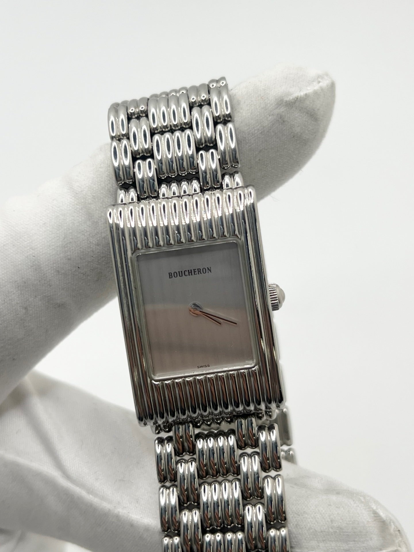 Montre Boucheron Reflet en acier avec mouvement quartz, dotée d’un élégant cadran argent massif sans chiffres et protégée par un verre saphir. Son boîtier rectangulaire de 21 x 32 mm et son bracelet en acier avec boucle double pliant lui confèrent un style raffiné et intemporel. Cette montre de luxe unisexe séduit par ses lignes épurées et son design emblématique, idéal pour les amateurs d’horlogerie et de pièces de prestige d’occasion.
