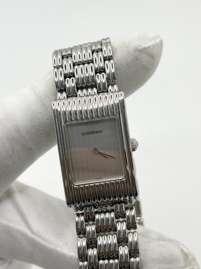 Montre Boucheron Reflet en acier avec mouvement quartz, dotée d’un élégant cadran argent massif sans chiffres et protégée par un verre saphir. Son boîtier rectangulaire de 21 x 32 mm et son bracelet en acier avec boucle double pliant lui confèrent un style raffiné et intemporel. Cette montre de luxe unisexe séduit par ses lignes épurées et son design emblématique, idéal pour les amateurs d’horlogerie et de pièces de prestige d’occasion.
