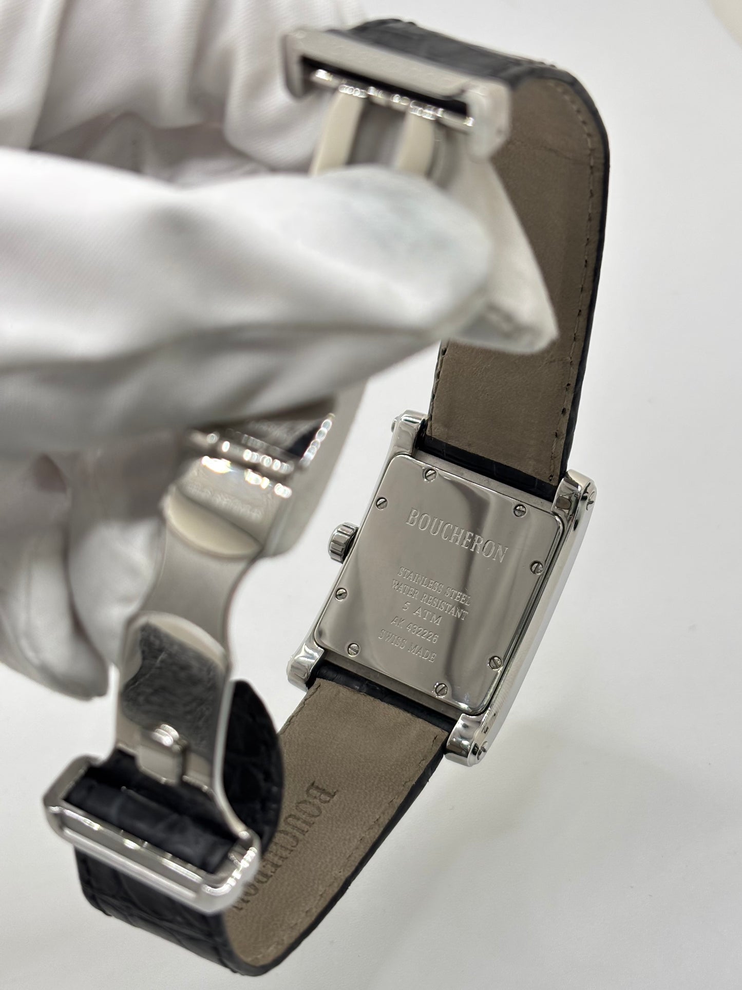 Montre Boucheron Reflet Icare Parallèle en acier, équipée d’un mouvement quartz précis. Boîtier rectangulaire 28 x 40 mm avec verre saphir et cadran blanc épuré. Bracelet en cuir de crocodile noir avec boucle ardillon en acier. Modèle homme/unisexe au design élégant et intemporel. Montre d’occasion en très bon état, présentant de légères traces d’usure non perceptibles au toucher, révisée en avril 2026, idéale pour amateurs d’horlogerie et de pièces de luxe.