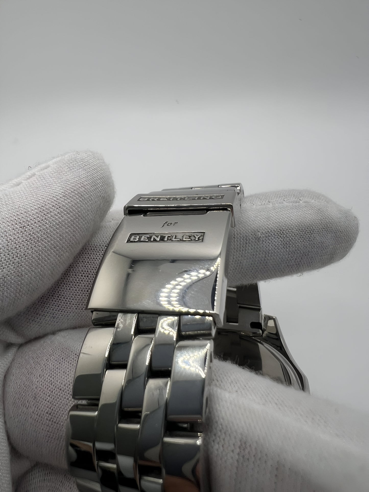 Découvrez la Breitling Bentley Barnato 42, un chronographe d’exception alliant performance et élégance. Inspirée par l’univers automobile Bentley, cette montre de prestige est dotée d’un design raffiné et d’une mécanique de haute précision. Livrée avec sa boîte d’origine, elle constitue un choix idéal pour les amateurs de montres de luxe et les collectionneurs exigeants.