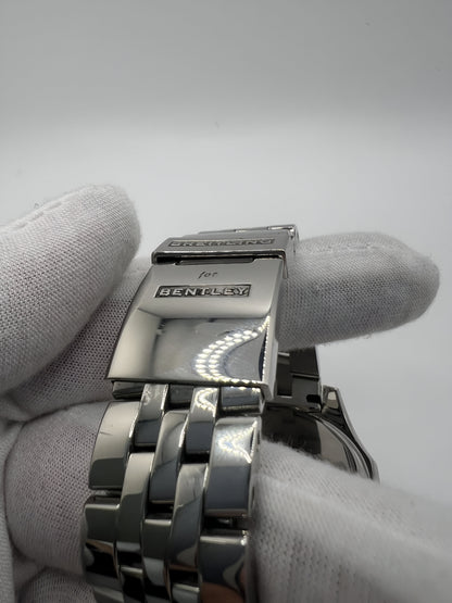 Découvrez la Breitling Bentley Barnato 42, un chronographe d’exception alliant performance et élégance. Inspirée par l’univers automobile Bentley, cette montre de prestige est dotée d’un design raffiné et d’une mécanique de haute précision. Livrée avec sa boîte d’origine, elle constitue un choix idéal pour les amateurs de montres de luxe et les collectionneurs exigeants.