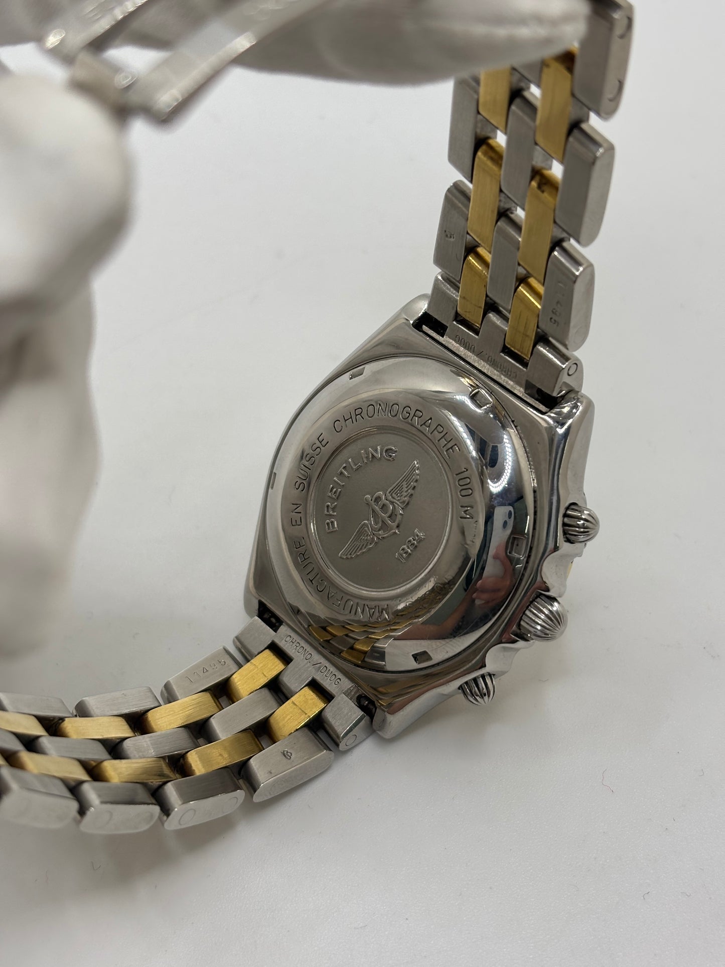 Montre Breitling Chronomat B13050.1 en or et acier avec boîtier de 39 mm, cadran blanc à chiffres arabes, verre saphir et mouvement automatique Breitling 13 basé sur l'ETA Valjoux 7750. Ce chronographe est équipé d'un bracelet en or et acier avec boucle déployante d'origine. Révisée, en excellent état et garantie 1 an, cette montre de luxe suisse allie élégance intemporelle, précision horlogère et finitions haut de gamme.