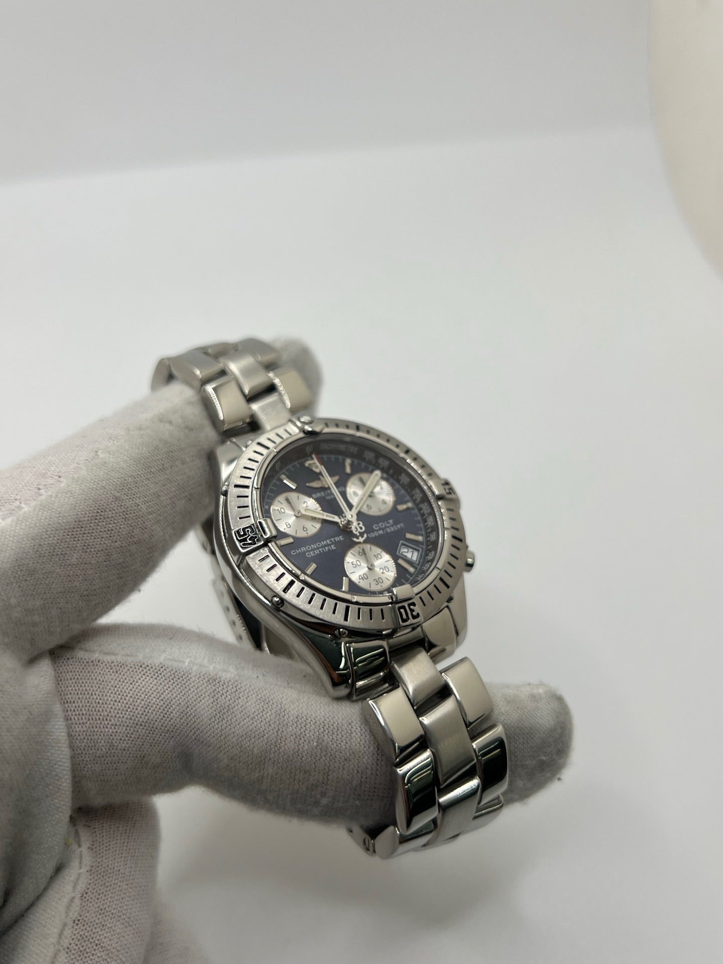 Montre Breitling Colt Chronograph A73350 en acier pour homme ou unisexe, équipée d’un mouvement quartz et d’un boîtier de 38 mm. Ce chronographe d’occasion en très bon état présente un cadran bleu sans chiffres, un verre saphir, une étanchéité de 10 ATM et une fonction date. Son bracelet en acier avec boucle déployante apporte confort et robustesse. Cette Breitling Colt Chronograph séduit par son style sportif, précis et intemporel, idéal pour les amateurs de montres de luxe.