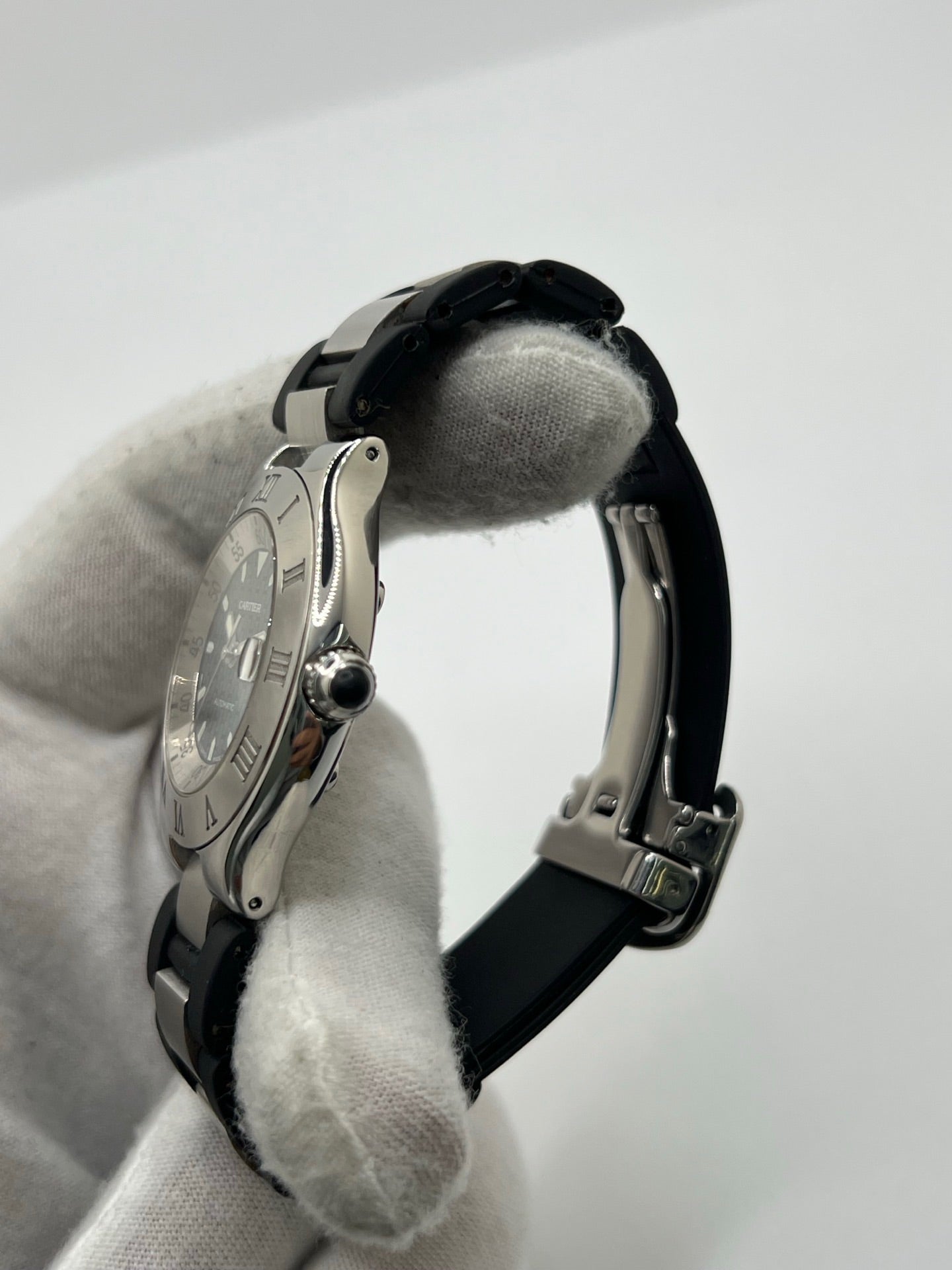 Montre Cartier 21 Must de Cartier Autoscaph automatique en acier, modèle homme ou unisexe avec boîtier de 37 mm et cadran noir à chiffres romains. Ce modèle d’occasion en très bon état dispose d’un verre saphir, d’une étanchéité de 10 ATM et d’une fonction date. Son bracelet en caoutchouc noir avec boucle en acier complète son style sportif et élégant. Une montre Cartier 21 Must Autoscaph au design iconique, idéale pour les amateurs de montres de luxe.