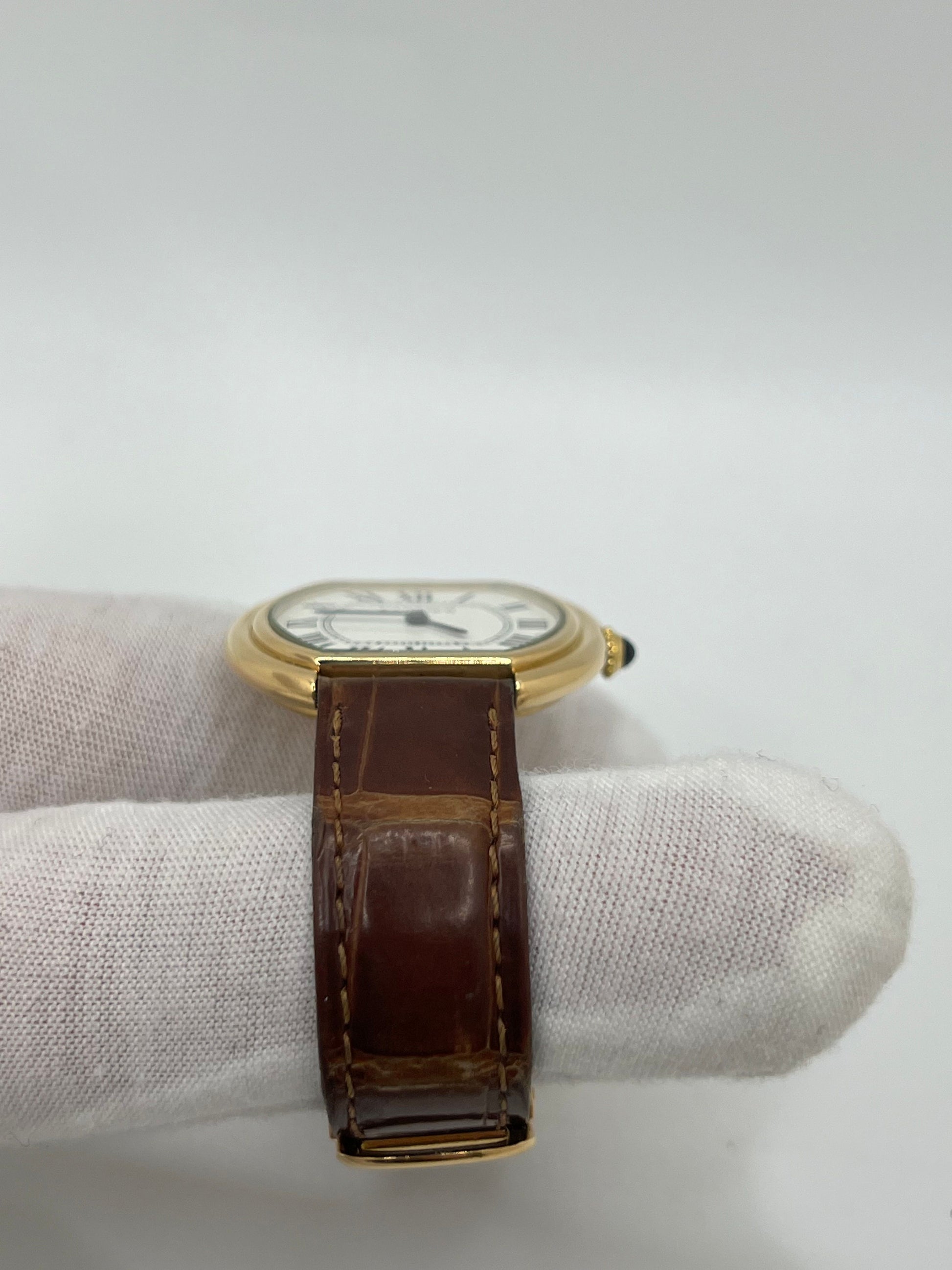 Découvrez la Cartier Ellipse Grand Modèle, une montre de luxe au design raffiné et aux dimensions généreuses. Ce modèle elliptique grand format incarne l’élégance et le savoir-faire de la maison Cartier. Idéal pour ceux qui recherchent une montre de caractère en version large.