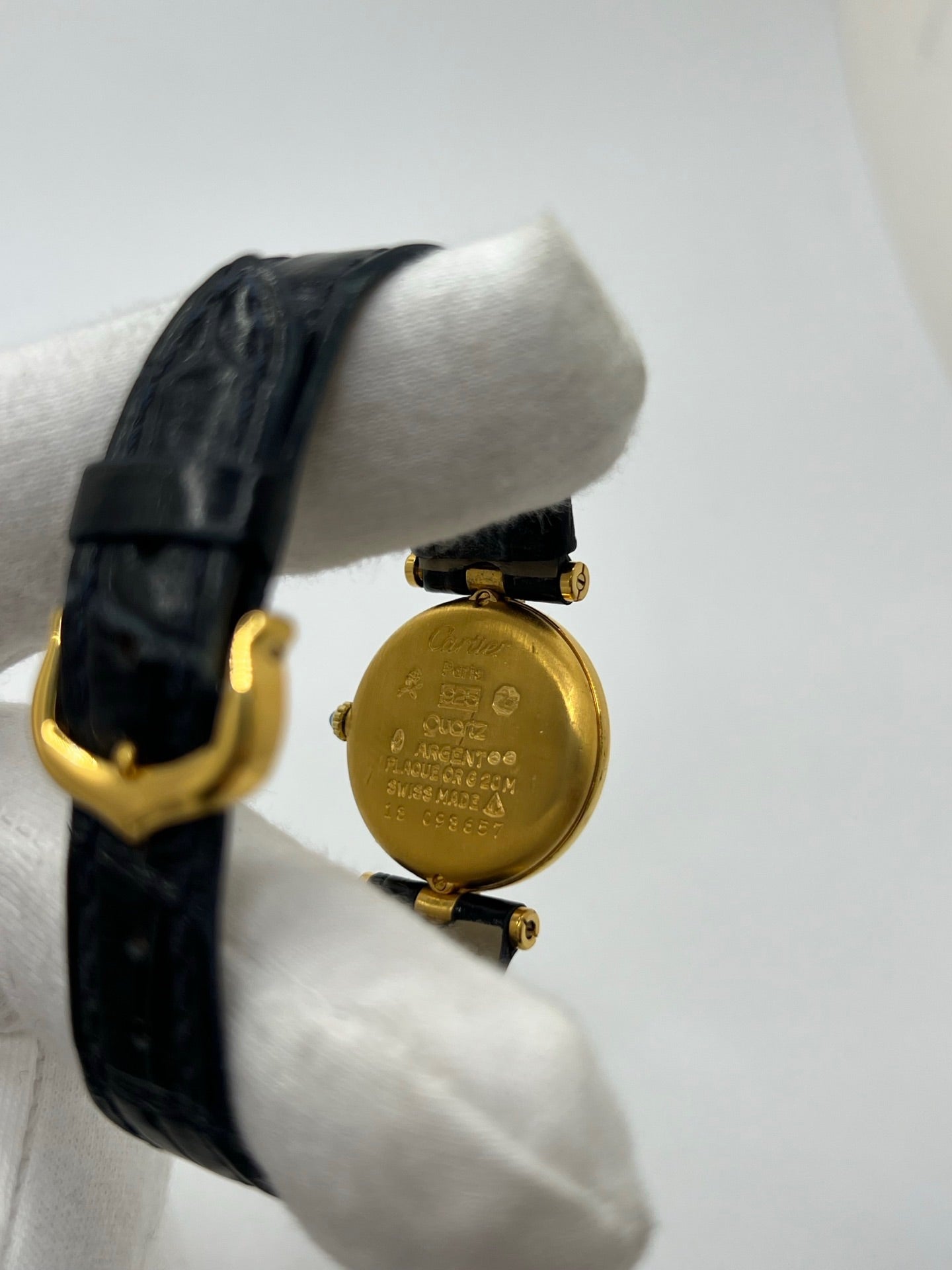 Montre Cartier Must Vendôme en vermeil, boîtier en argent plaqué or au diamètre de 30 mm, accompagnée d’un cadran blanc à chiffres romains signature. Équipée d’un mouvement quartz précis et d’un bracelet en cuir noir avec boucle en acier. Modèle élégant et intemporel, idéal pour un poignet féminin. Montre d’occasion en très bon état, présentant de légères micro-rayures, révisée en interne, livrée avec son coffret d’origine.