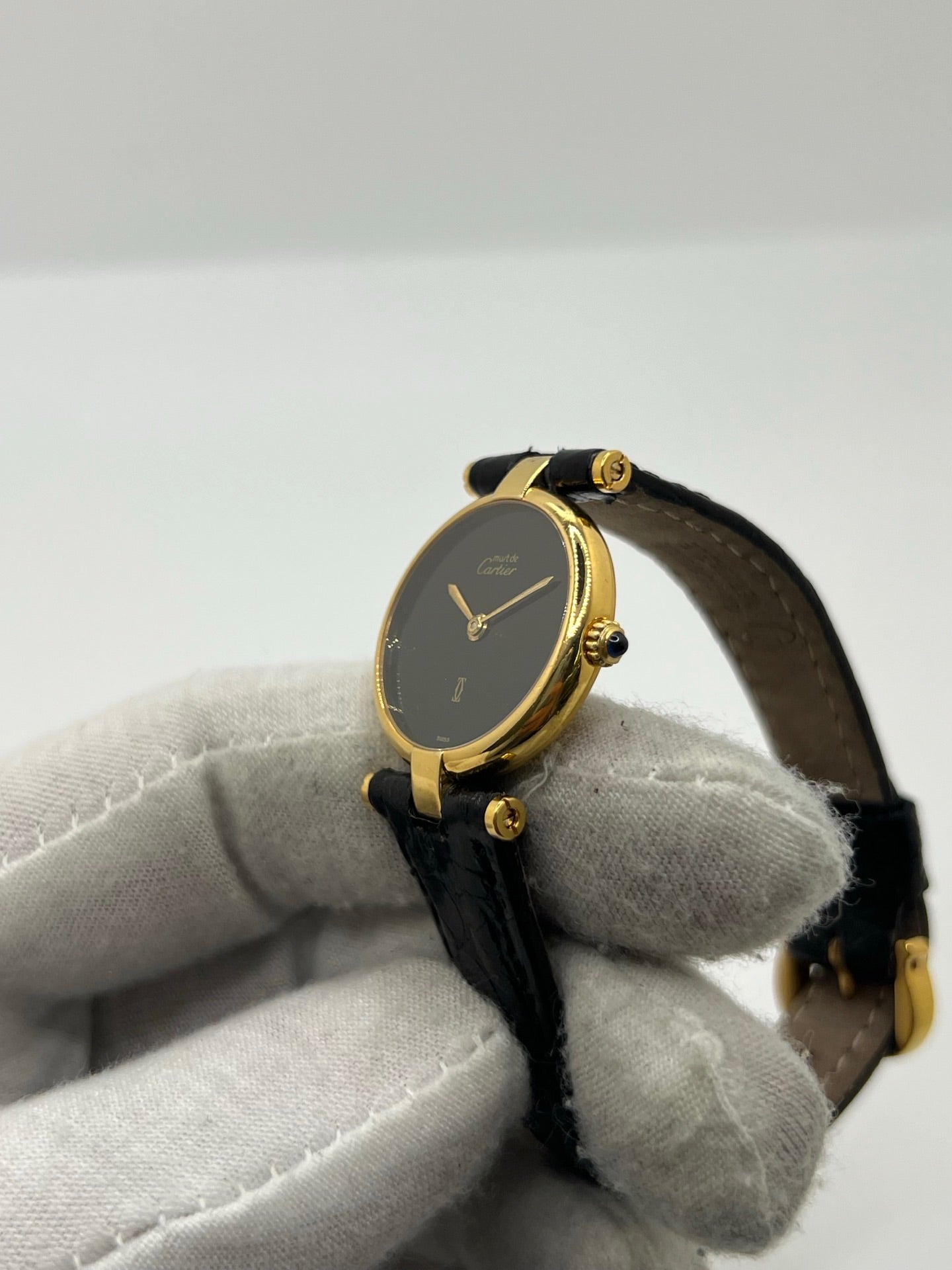 Montre Cartier Must Vendome pour femme, équipée d’un mouvement quartz et d’un boîtier en argent de 24 mm. Ce modèle d’occasion en très bon état dispose d’un cadran noir sans chiffres, d’un verre saphir et d’un bracelet en cuir avec boucle ardillon en acier. Élégante et raffinée, la Cartier Must Vendome séduit par son design classique et intemporel, idéale pour les passionnées de montres de luxe au style discret et sophistiqué.