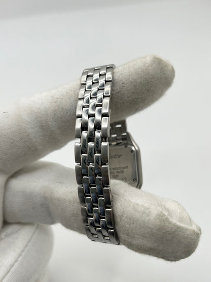 Cartier Panthère référence 1320 en acier avec boîtier de 22 mm, cadran blanc à chiffres romains et mouvement à quartz. Cette montre femme est équipée d'un bracelet en acier avec boucle déployante double pli et d'un verre saphir. Modèle d'occasion en très bon état, révisé par le fabricant en 2026, livré avec son coffret et ses papiers d'origine.