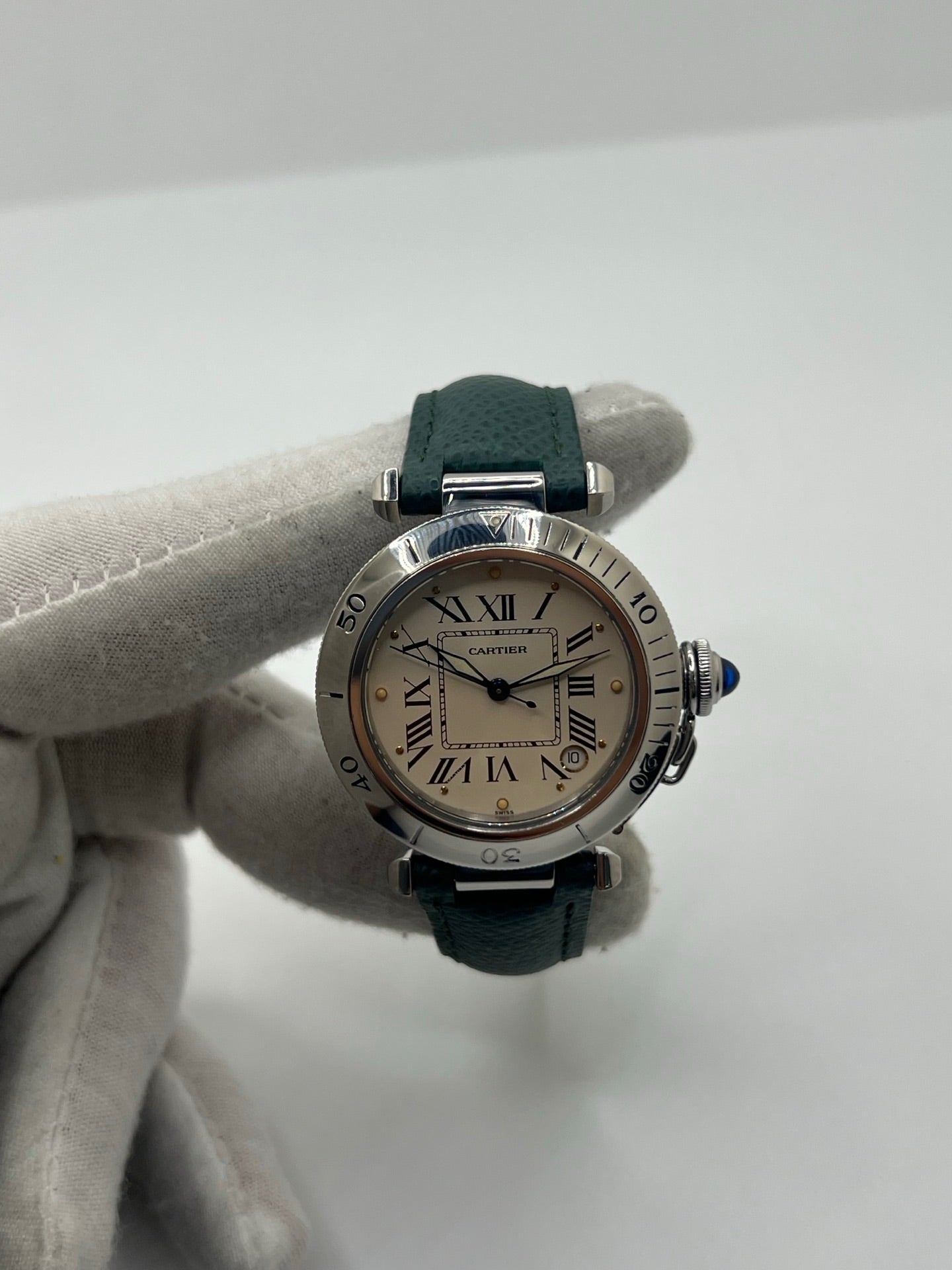 Montre Cartier Pasha 4010 en acier pour homme ou unisexe, dotée d’un mouvement automatique et d’un boîtier de 36 mm. Ce modèle d’occasion en très bon état présente un cadran blanc à chiffres romains, un verre saphir et une fonction date. Son bracelet en acier avec boucle ardillon offre un style élégant et intemporel. Cette montre de luxe Cartier Pasha séduit par son design iconique et son allure raffinée, idéale pour les amateurs d’horlogerie de prestige.