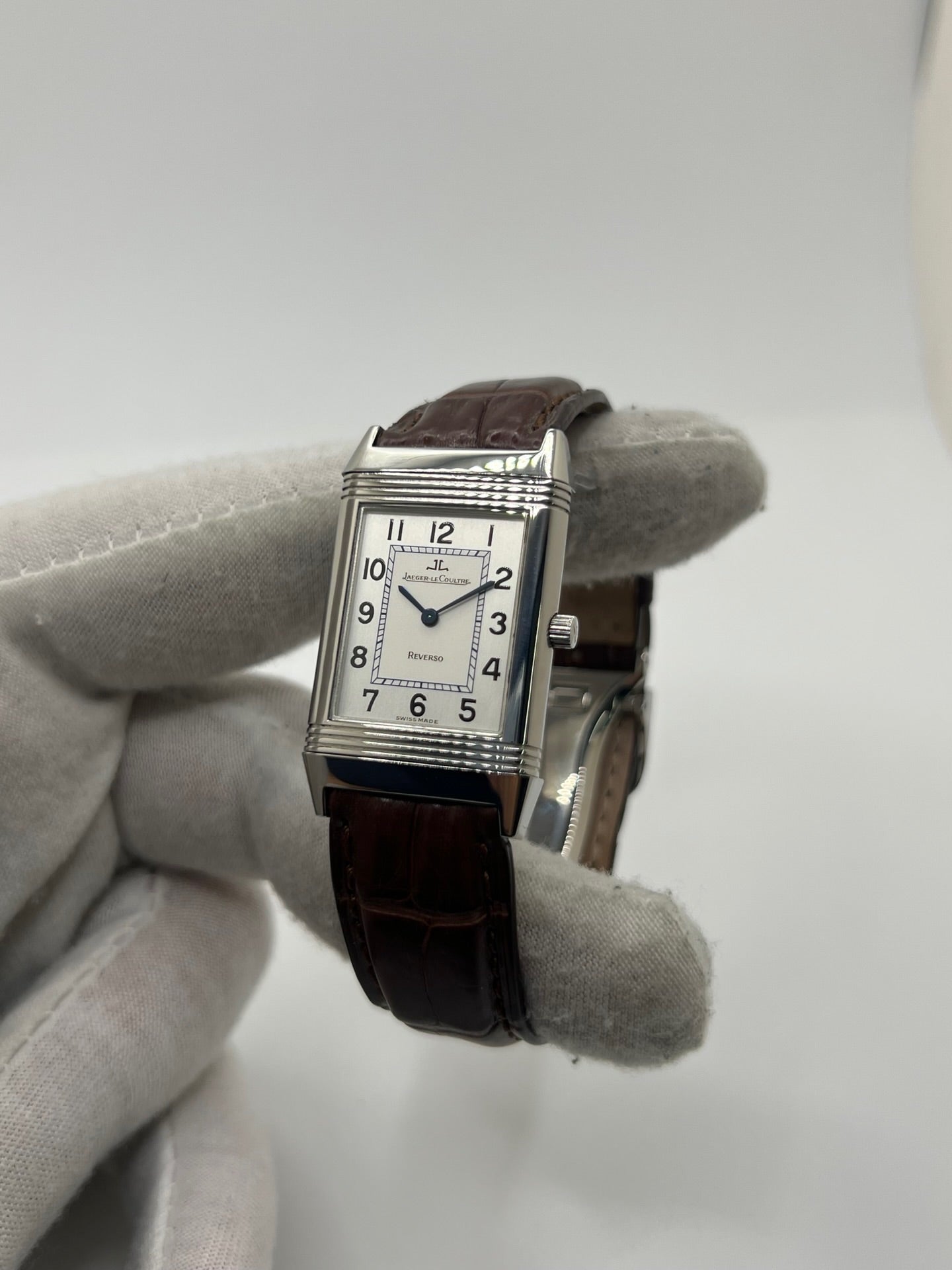 Montre Jaeger-LeCoultre Reverso Classique pour homme ou unisexe, équipée d’un mouvement quartz et d’un boîtier en acier de 23 x 38 mm. Ce modèle d’occasion en très bon état dispose d’un cadran argent à chiffres arabes, d’un verre saphir et d’une étanchéité de 3 ATM. Son bracelet en cuir brun avec boucle ardillon complète son style élégant et intemporel. Une montre Jaeger-LeCoultre Reverso Classique raffinée, idéale pour les amateurs de montres de luxe classiques.