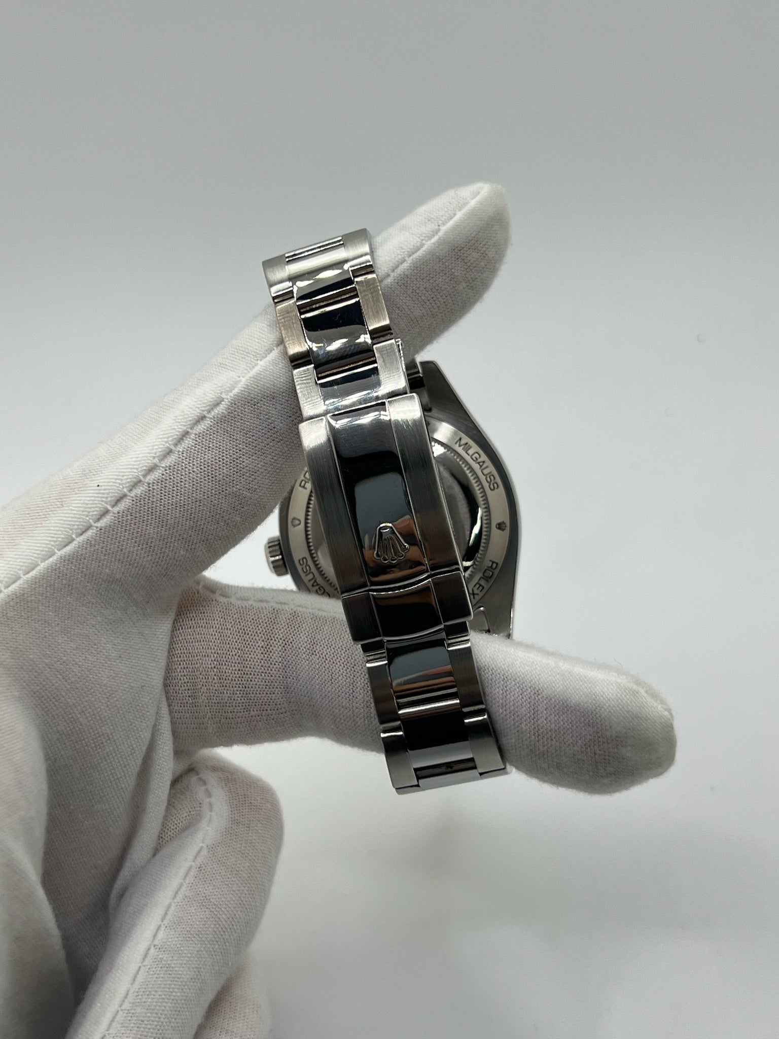 Montre de luxe Milgauss référence 116400GV en acier, boîtier de 40 mm avec lunette acier et verre saphir teinté vert. Cadran noir épuré sans chiffres, aiguille des secondes en forme d’éclair emblématique. Mouvement automatique calibre 3131 offrant 48 heures de réserve de marche et protection antimagnétique. Bracelet acier avec boucle déployante. Montre homme/unisexe d’occasion en très bon état, révisée, étanche 10 ATM, livrée avec papiers d’origine.