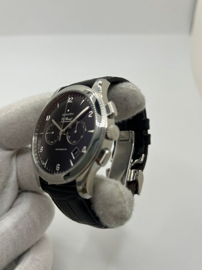 Montre Zenith El Primero automatique en acier de 2007, modèle homme ou unisexe avec boîtier de 44 mm et cadran noir à chiffres arabes. Ce chronographe d’occasion en très bon état dispose d’un verre saphir, d’une fonction date et d’un bracelet en cuir noir avec boucle ardillon. Élégante et précise, la Zenith El Primero séduit par son design iconique et sa performance horlogère, idéale pour les passionnés de montres de luxe et de chronographes haut de gamme.