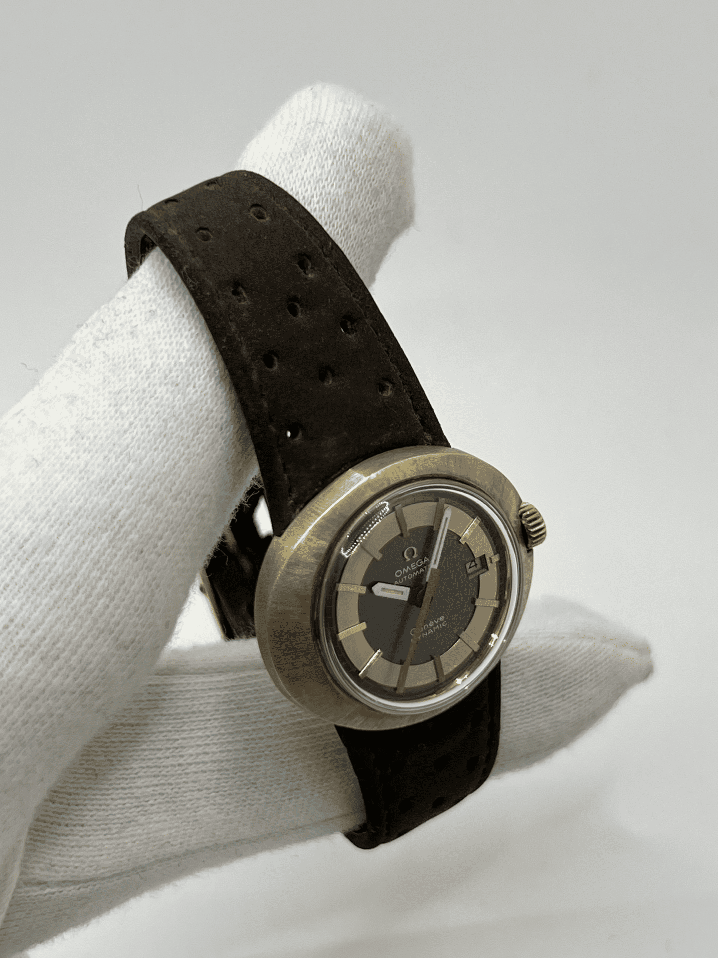 Découvrez l'Omega Dynamic Tool 102, une montre emblématique vendue avec sa boîte d'origine et son certificat d'authenticité. Ce modèle au design unique séduit les amateurs d’horlogerie par son style intemporel et sa précision. Idéale pour les collectionneurs, cette Omega Dynamic Tool 102 est une pièce rare alliant histoire et élégance.