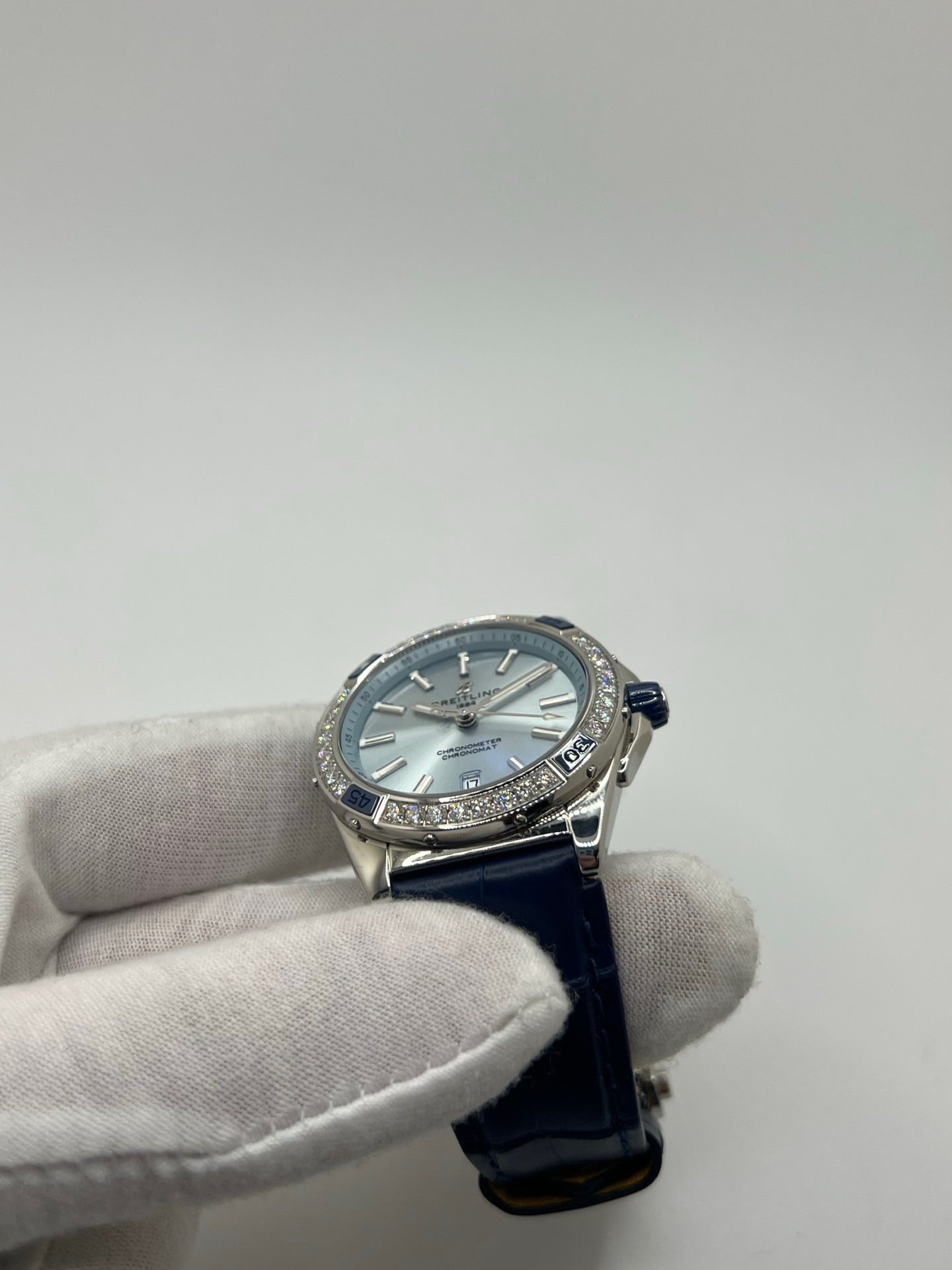 Montre Breitling Chronomat A17356531C1P1 en acier avec cadran bleu et bracelet en cuir de crocodile bleu. Modèle automatique avec réserve de marche de 38h, étanche 10 ATM et verre saphir. Édition diamantée élégante, idéale pour collectionneurs. Style luxueux et finition raffinée, état d’occasion très bon. Sans coffret ni papiers d’origine. 