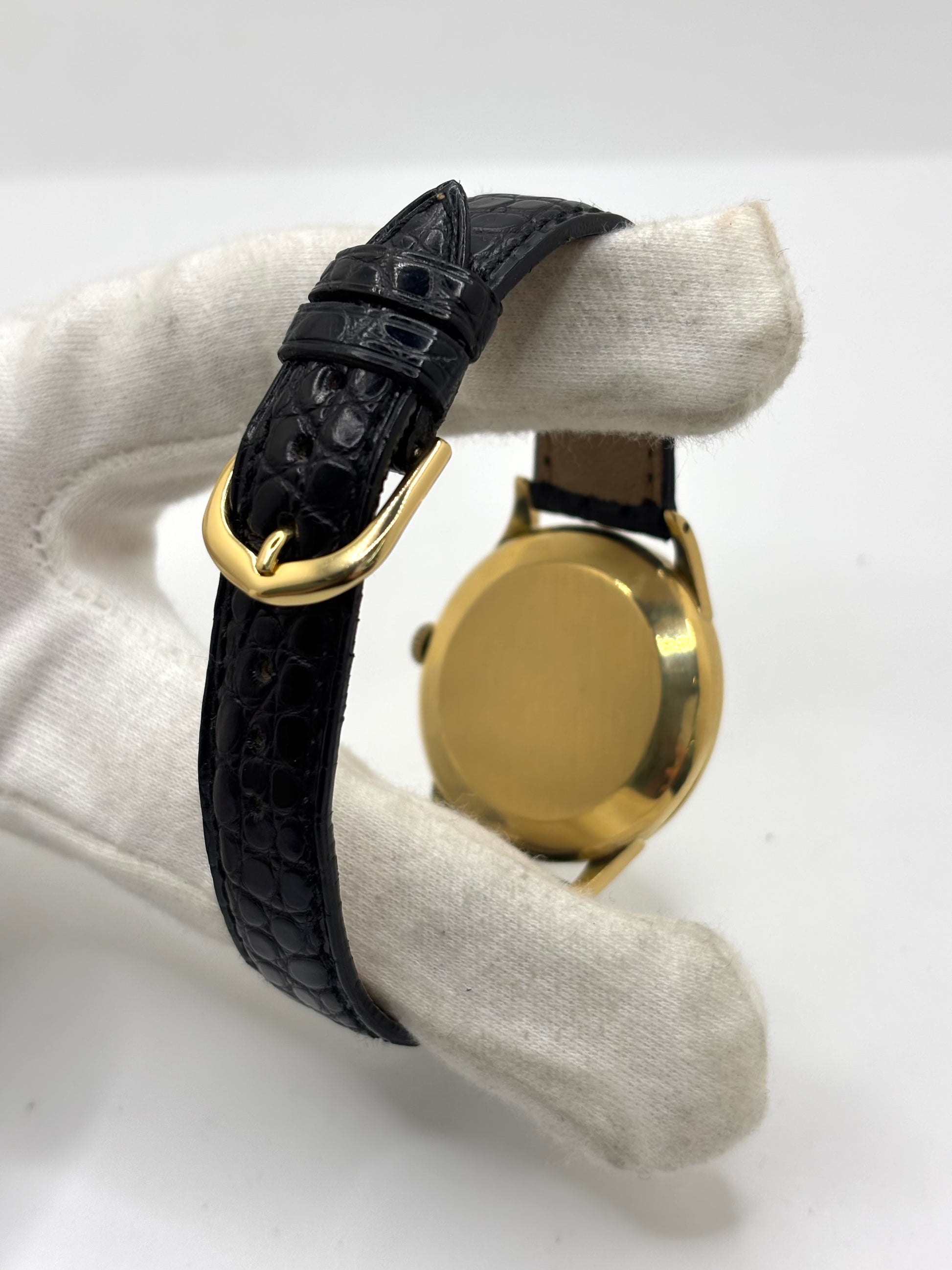 IWC Vintage Calibre 89 en or jaune 18K de 35 mm, équipée d'un mouvement mécanique à remontage manuel réputé pour sa précision et sa fiabilité. Cette montre de collection présente un élégant cadran champagne à chiffres arabes, un verre plexiglas et un bracelet en cuir noir. Révisée en interne, garantie 1 an, elle séduira les amateurs d'horlogerie suisse, de montres vintage et de pièces d'exception.