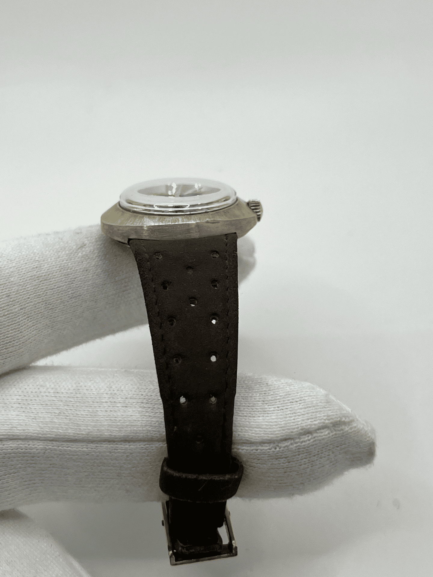 Découvrez l'Omega Dynamic Tool 102, une montre emblématique vendue avec sa boîte d'origine et son certificat d'authenticité. Ce modèle au design unique séduit les amateurs d’horlogerie par son style intemporel et sa précision. Idéale pour les collectionneurs, cette Omega Dynamic Tool 102 est une pièce rare alliant histoire et élégance.