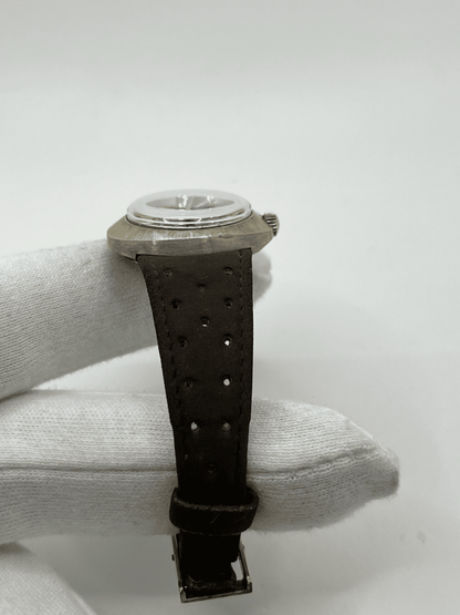 Découvrez l'Omega Dynamic Tool 102, une montre emblématique vendue avec sa boîte d'origine et son certificat d'authenticité. Ce modèle au design unique séduit les amateurs d’horlogerie par son style intemporel et sa précision. Idéale pour les collectionneurs, cette Omega Dynamic Tool 102 est une pièce rare alliant histoire et élégance.