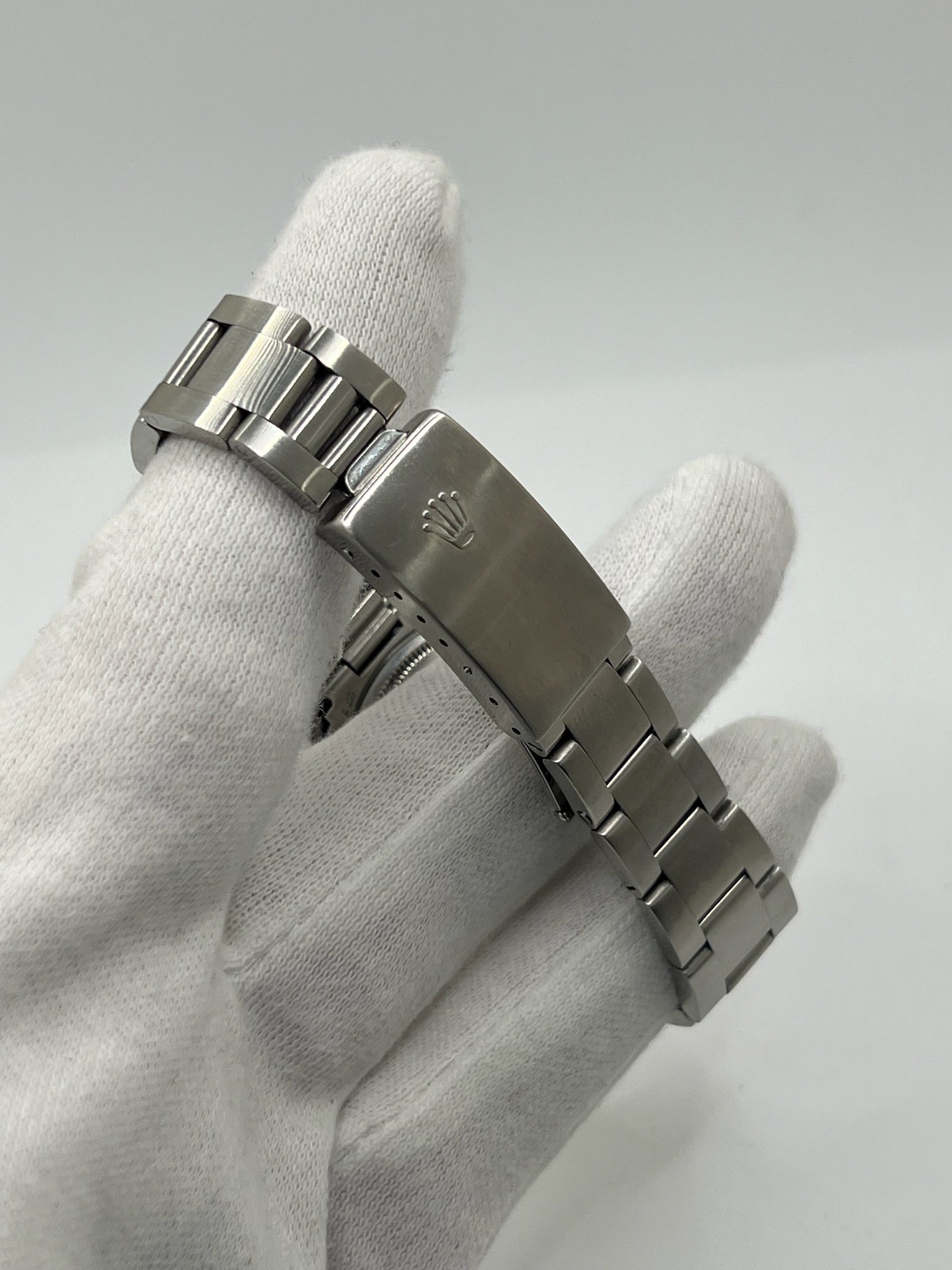 Découvrez la montre Rolex Air-King 14000M, un modèle emblématique de la célèbre marque suisse. Cette montre de luxe est accompagnée de sa boîte d'origine, garantissant son authenticité et sa valeur. Avec son design intemporel et sa précision exceptionnelle, la Rolex Air-King 14000M est l'accessoire idéal pour les collectionneurs et les amateurs de montres haut de gamme.