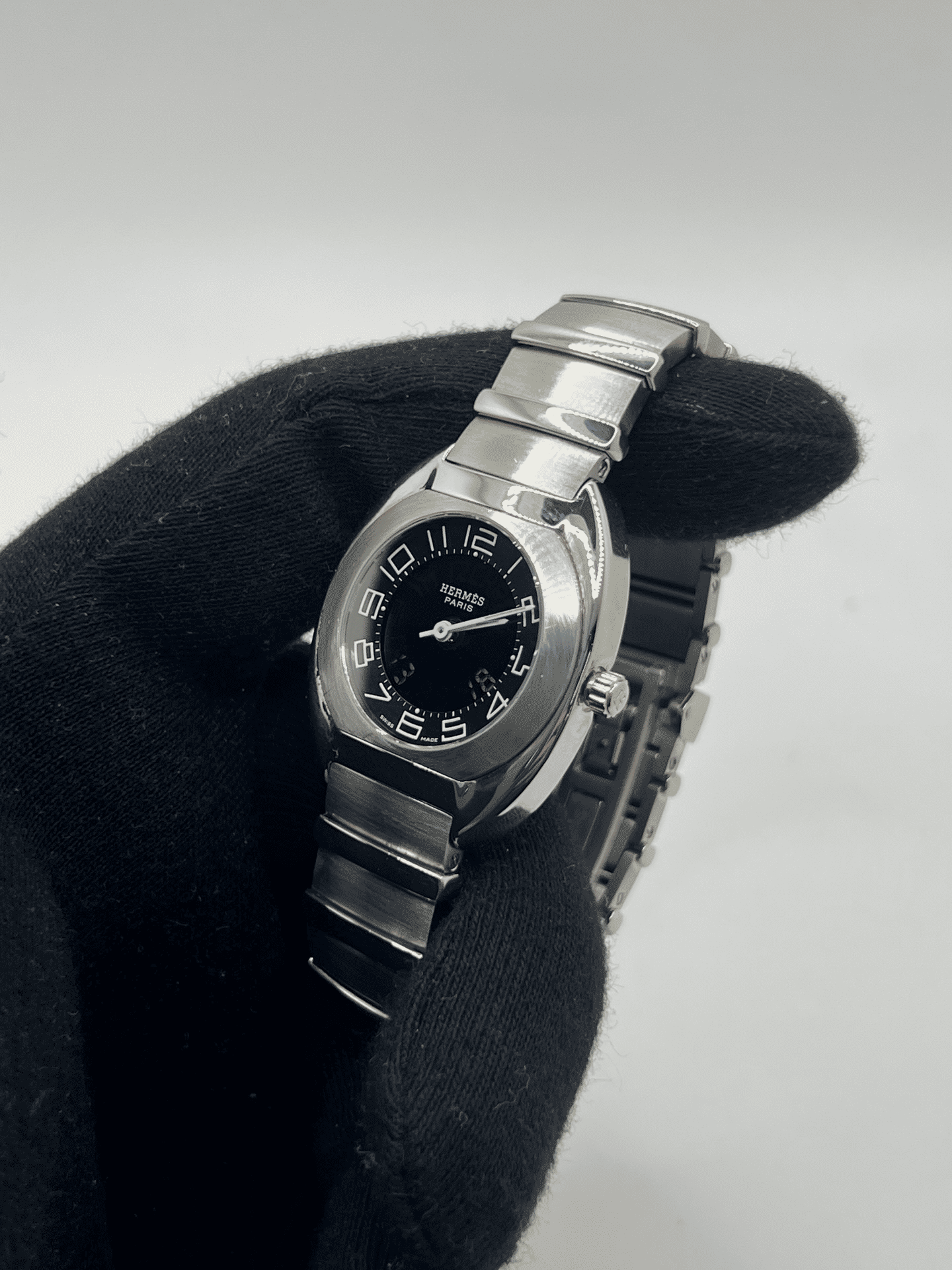 Découvrez la Hermès Espace, une montre d’exception au design raffiné et intemporel. Ce modèle Hermès Espace séduit les amateurs de montres de luxe grâce à son style élégant et sa qualité irréprochable. Qu’elle soit vintage, automatique, ou de collection, la Hermès Espace reste une pièce rare et prestigieuse pour sublimer votre poignet.