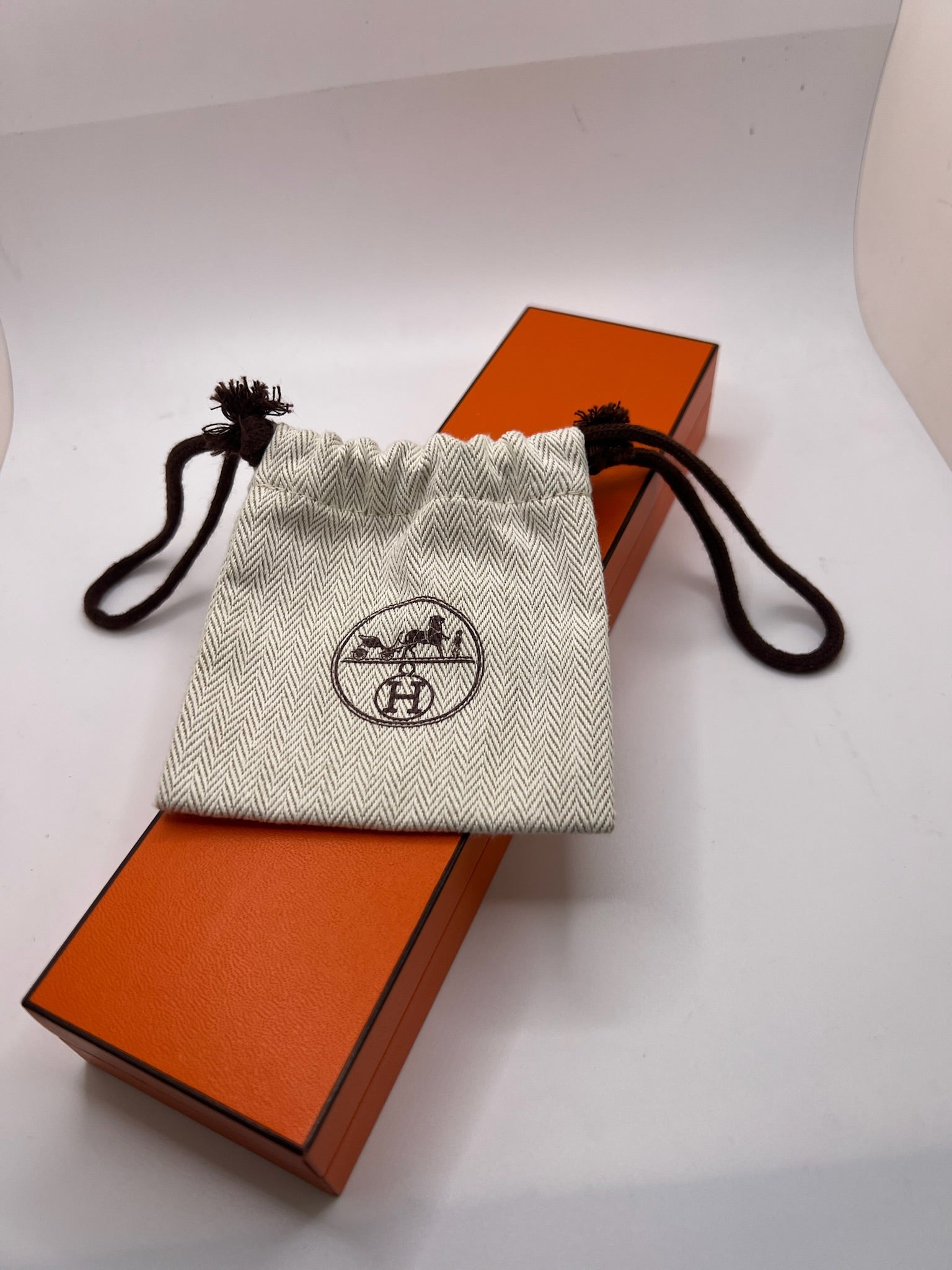 Découvrez la montre Hermès Arceau, un garde-temps d’exception alliant élégance et savoir-faire horloger. Ce modèle emblématique, doté d’un boîtier en acier de 41 mm et d’un mouvement automatique, séduit par son cadran brun raffiné et son bracelet en cuir assorti. Parfaite pour les amateurs de montres de luxe, l’Arceau incarne l’élégance à la française. 