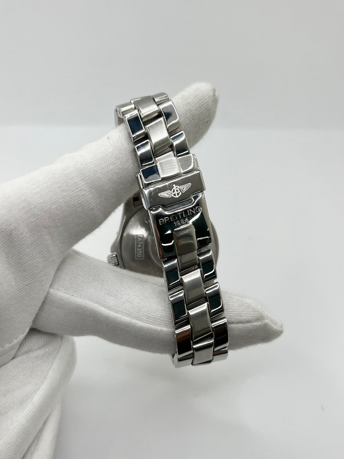 Montre Breitling Colt A74350 en acier inoxydable, équipée d’un mouvement à quartz et d’un cadran noir élégant. Avec son boîtier de 38 mm, son verre saphir et son bracelet en acier, cette montre Breitling allie robustesse, précision et style intemporel. Étanche jusqu’à 50 ATM, elle dispose également d’un affichage de la date. Cette Breitling Colt pour homme se distingue par son design sportif et raffiné. D’occasion en très bon état, elle a bénéficié d’une révision interne le 22 octobre 2026.