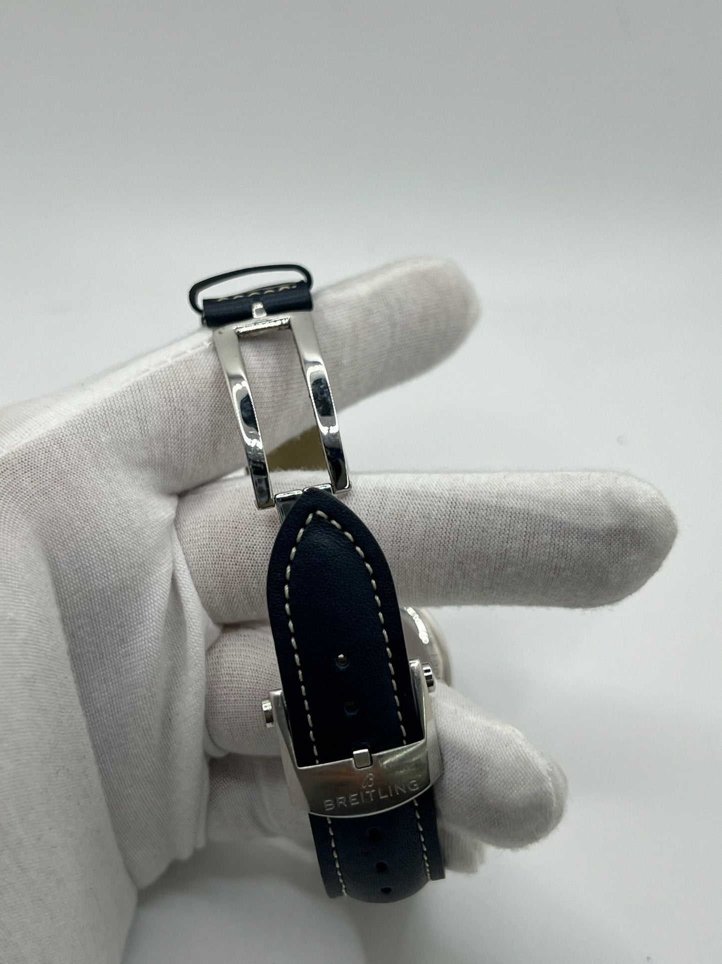 La Breitling Premier Automatique 40 mm full set de 2021 incarne l'élégance et la précision horlogère. Dotée d'un boîtier en acier, d’un cadran bleu sans chiffres, d’un verre saphir et d’un bracelet en cuir bleu, elle abrite un mouvement automatique Breitling 37 avec 38 heures de réserve de marche. Ce modèle homme/unisexe est livré avec son coffret et ses papiers d'origine. Une montre raffinée et fiable, en très bon état.