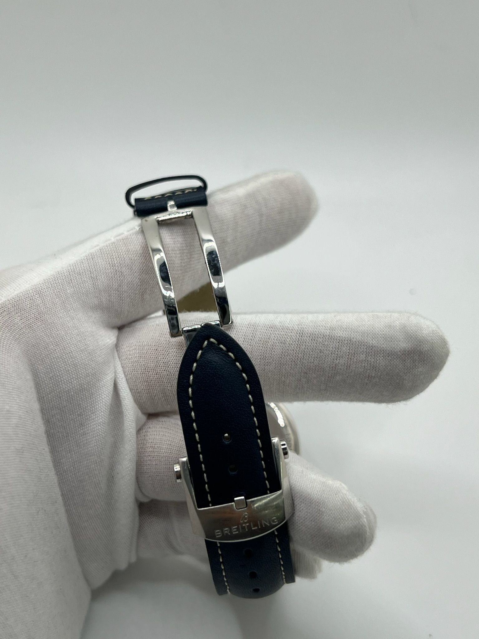 La Breitling Premier Automatique 40 mm full set de 2021 incarne l'élégance et la précision horlogère. Dotée d'un boîtier en acier, d’un cadran bleu sans chiffres, d’un verre saphir et d’un bracelet en cuir bleu, elle abrite un mouvement automatique Breitling 37 avec 38 heures de réserve de marche. Ce modèle homme/unisexe est livré avec son coffret et ses papiers d'origine. Une montre raffinée et fiable, en très bon état.