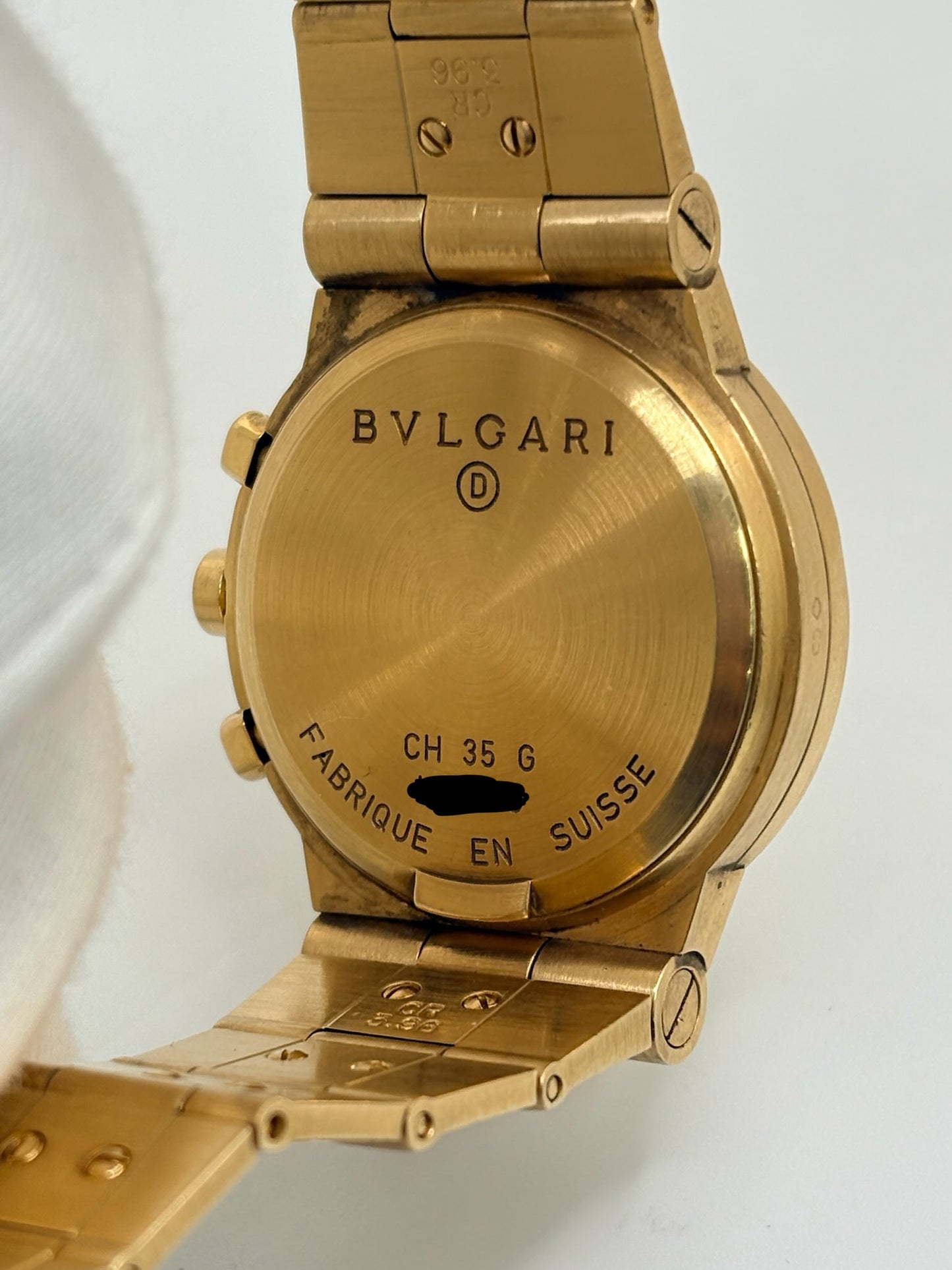 Montre Bulgari Diagono référence CH 35 G en or jaune avec boîtier de 35 mm, d'année inconnue et animée par un mouvement à quartz d'exception comptant 22 pierres. Son cadran blanc à index bâtons avec chronographe et dateur est protégé par un verre saphir et complété par un bracelet en or jaune avec boucle pliante. Cette montre Bulgari d'occasion est en très bon état, révisée en interne et livrée avec son coffret d'origine. Une pièce d'exception disponible à Paris.