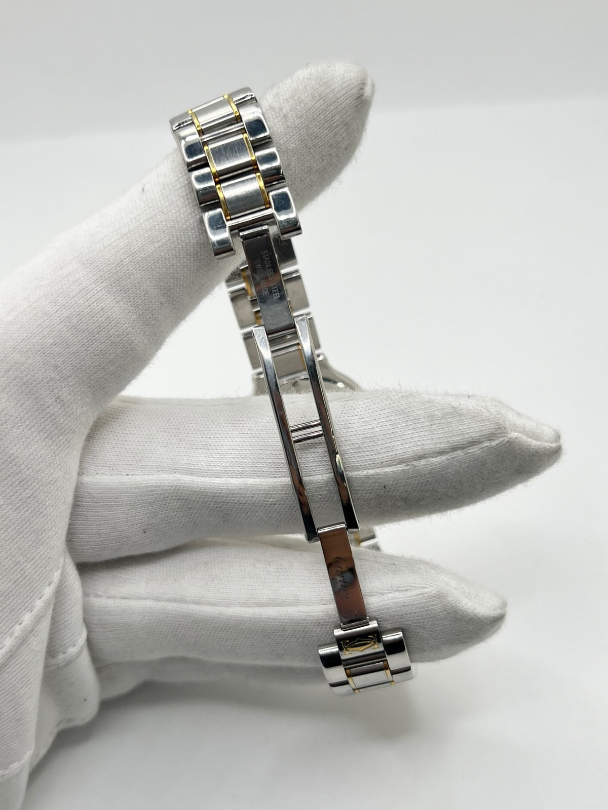 Montre Cartier 21 Must de Cartier référence 1340, modèle vintage au design intemporel. Cette montre de luxe présente un boîtier en acier de 28 mm, un bracelet bicolore en acier et or ainsi qu’un cadran argenté. Équipée d’un mouvement quartz suisse à 7 rubis et d’un verre saphir, elle offre une étanchéité de 3 ATM. Élégante et raffinée, cette Cartier 21 vintage allie le savoir-faire horloger de Cartier à un style classique et sophistiqué.