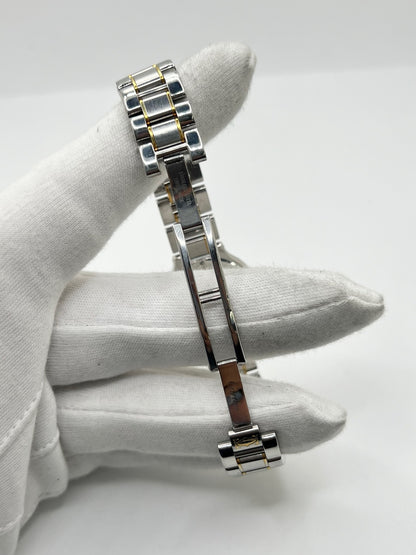 Montre Cartier 21 Must de Cartier référence 1340, modèle vintage au design intemporel. Cette montre de luxe présente un boîtier en acier de 28 mm, un bracelet bicolore en acier et or ainsi qu’un cadran argenté. Équipée d’un mouvement quartz suisse à 7 rubis et d’un verre saphir, elle offre une étanchéité de 3 ATM. Élégante et raffinée, cette Cartier 21 vintage allie le savoir-faire horloger de Cartier à un style classique et sophistiqué.