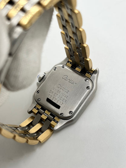 Montre Cartier Panthère 1057917 pour femme, modèle emblématique de la maison Cartier datant de 1989. Cette montre de luxe vintage associe élégamment l’or et l’acier, avec un cadran blanc raffiné, un verre saphir et un mouvement à quartz. La Cartier Panthère référence 1057917 est proposée d’occasion en très bon état, avec son coffret et ses papiers d’origine. Révisée en interne le 19 octobre 2026, cette montre Cartier Panthère en or et acier allie élégance intemporelle et savoir-faire horloger.