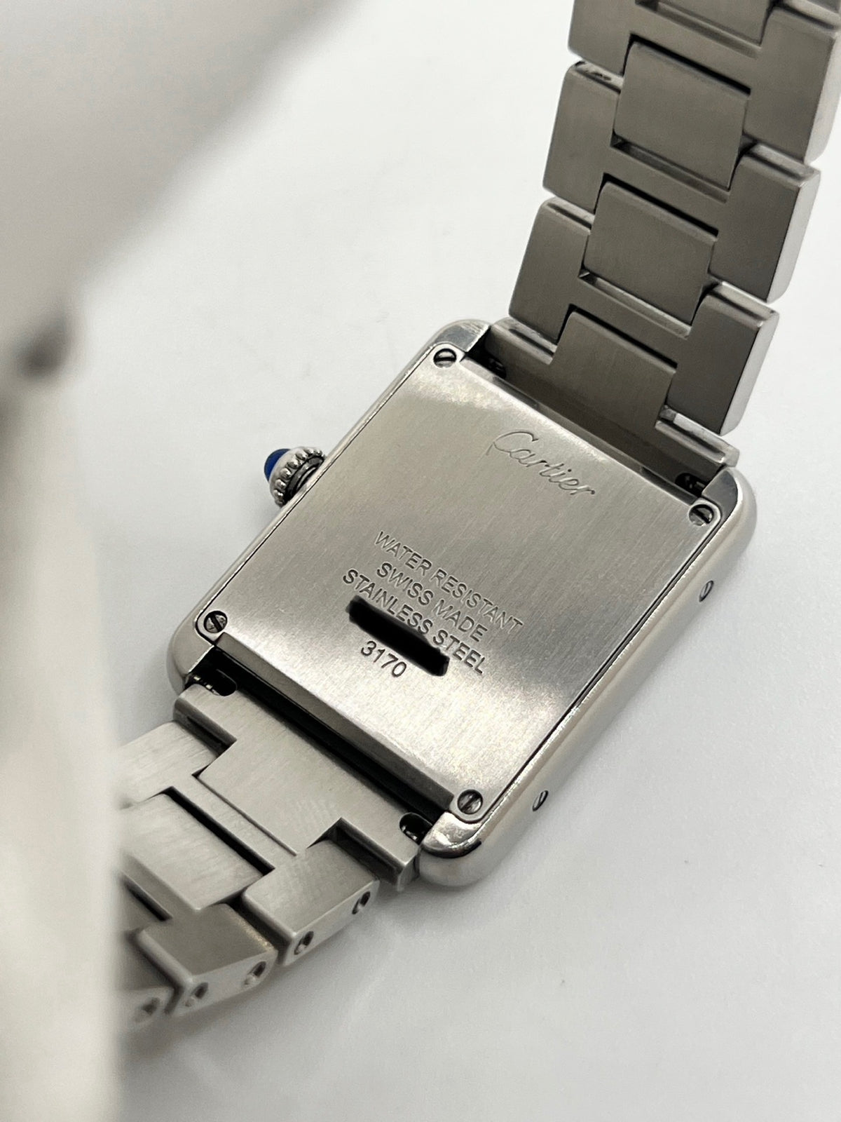 Découvrez la montre Cartier Tank Solo 3170, un modèle emblématique de la maison Cartier, reconnu pour son design rectangulaire élégant et intemporel. Cette montre de luxe allie raffinement, sobriété et savoir-faire horloger. La Cartier Tank Solo séduit par ses lignes épurées et son allure classique, idéale pour sublimer toutes les tenues. Une montre Cartier d’occasion qui incarne l’élégance parisienne et constitue une pièce incontournable pour les amateurs d’horlogerie de luxe et de montres de collection.