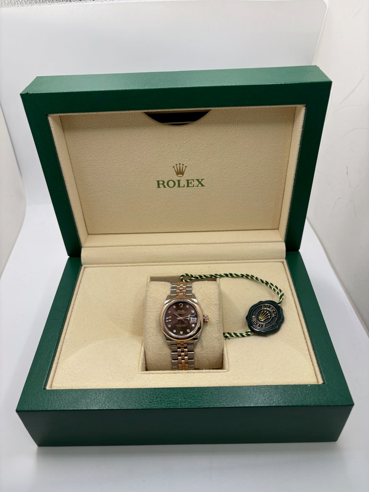 Montre Rolex Lady-Datejust référence 279161 en or et acier avec boîtier de 28 mm, fabriquée en 2023 et animée par le calibre manufacture 2236 à remontage automatique offrant 55 heures de réserve de marche. Son cadran brun avec dateur est protégé par un verre saphir et complété par un bracelet en or et acier avec boucle pliante. Cette montre Rolex d'occasion est en très bon état, révisée en interne et livrée avec son coffret et ses papiers d'origine.