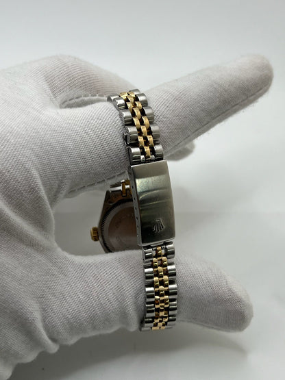 Montre de luxe pour femme, la Rolex Oyster Perpetual Lady 26 mm séduit par son élégance intemporelle. Dotée d’un boîtier en acier et d’un bracelet Jubilee raffiné, elle incarne le savoir-faire Rolex. Idéale pour les poignets fins, cette montre automatique allie précision, style et discrétion au quotidien.