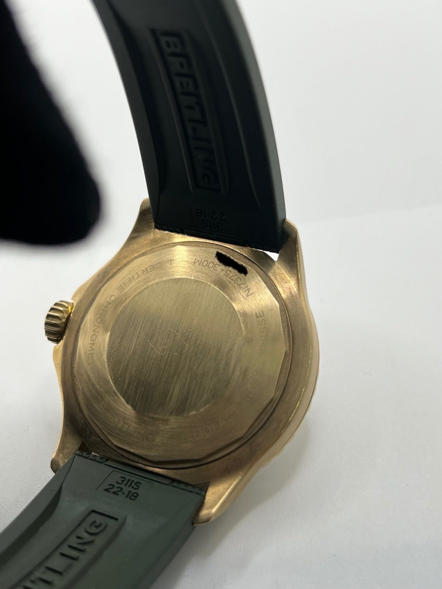 Montre Breitling Superocean 42 référence N17375201L1S1 en bronze, équipée d’un mouvement automatique précis et d’un calibre Breitling 17. Modèle de plongée haut de gamme doté d’un cadran vert, d’une lunette en céramique et d’un bracelet en caoutchouc assorti. Étanche 30 ATM, verre saphir, diamètre 42 mm. Montre d’occasion en très bon état avec légères traces d’usure.